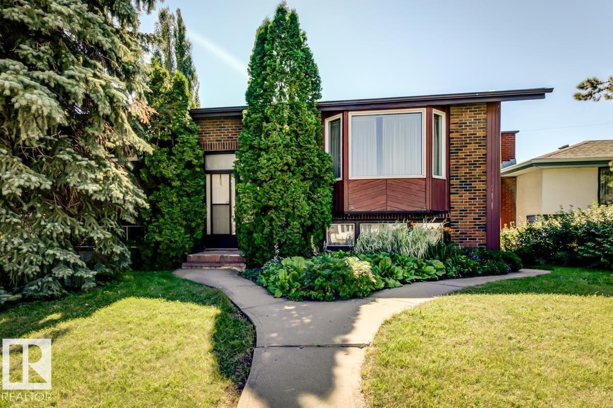 5811 92 Avenue, Edmonton, AB, T6B 2G9