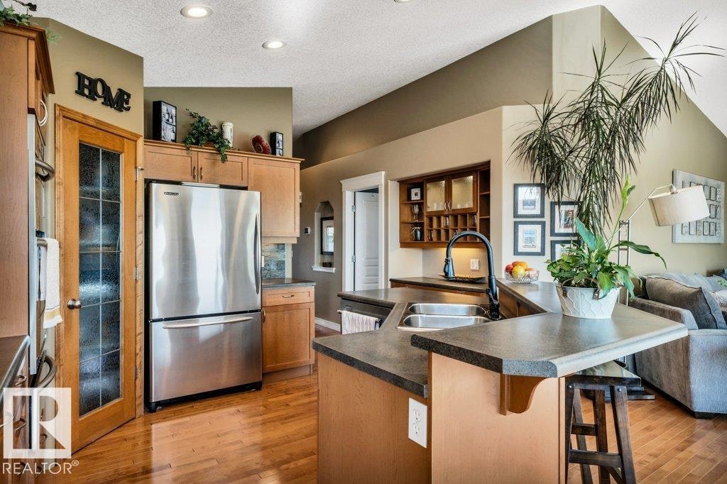 715 Hooke Place, Edmonton, AB, T5A 5H4 - 14