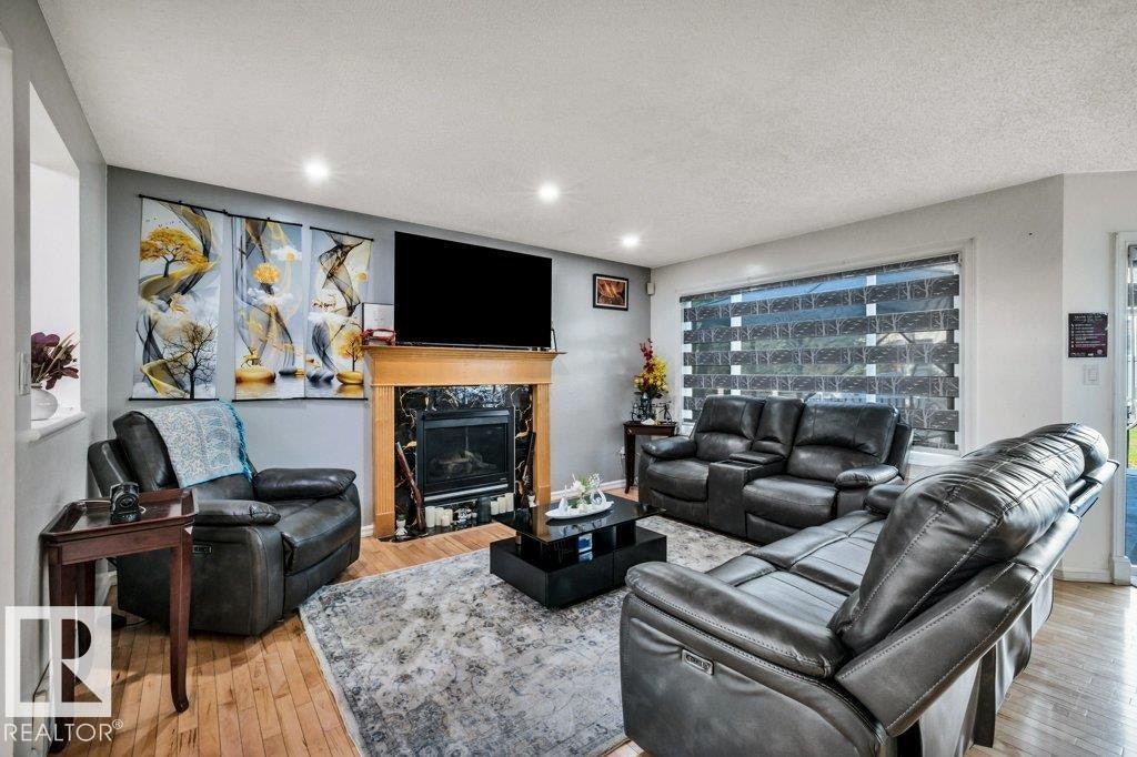 2426 34a Avenue, Edmonton, AB, T6T 0B1 - 9