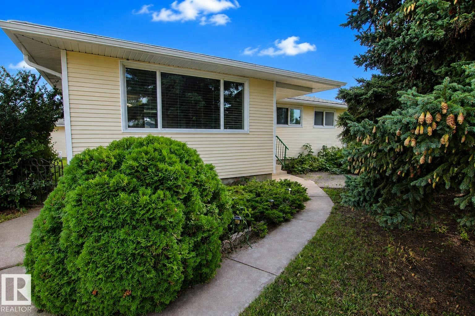 882 Knottwood Road S, Edmonton, AB, T6K 3C3
