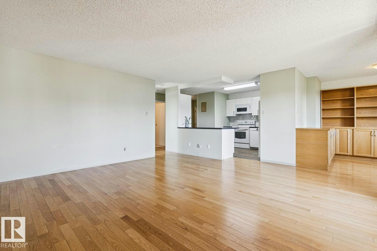 905-9929 113 Street, Edmonton, AB, T5K 2N9 - 10