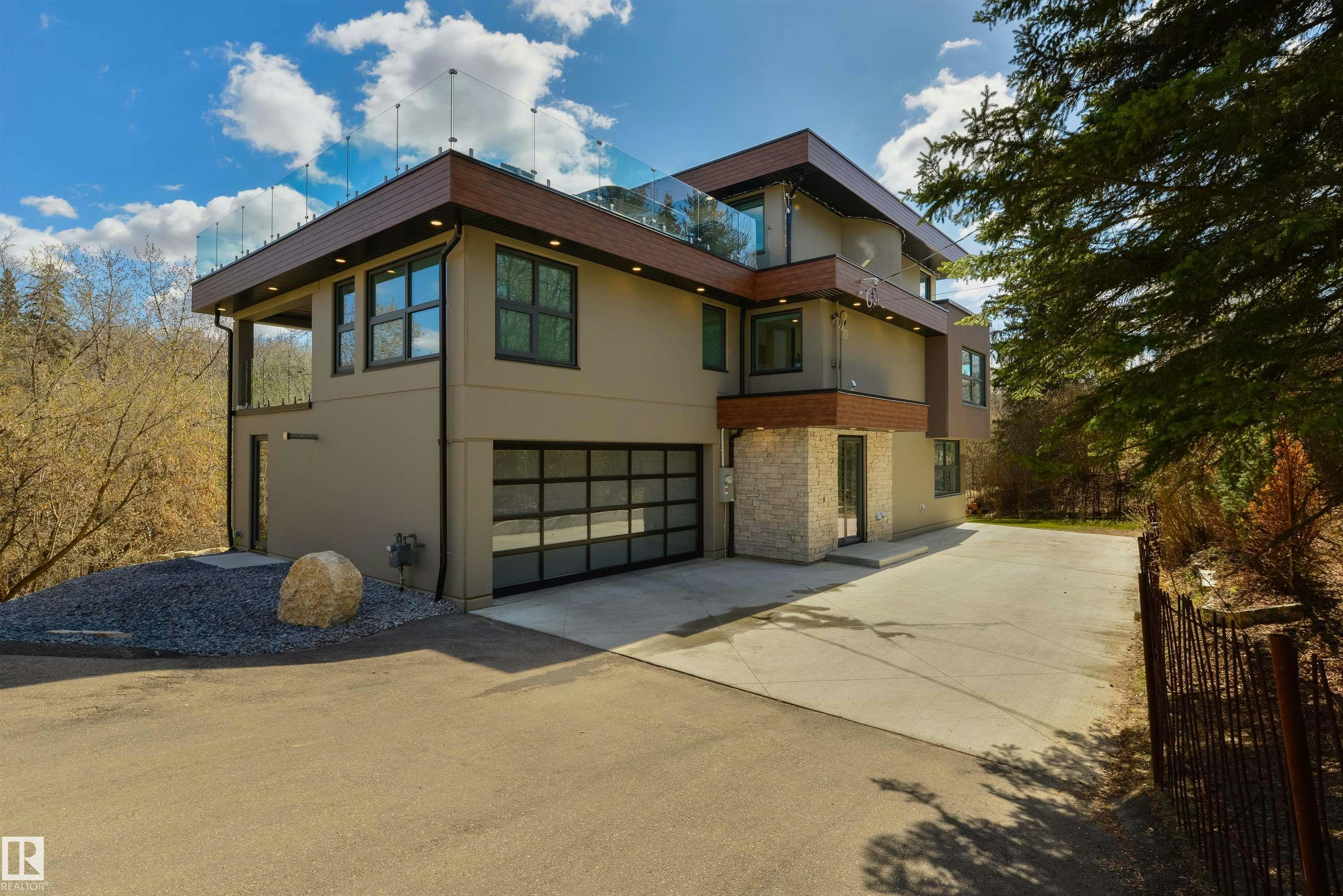9213 97 Street, Edmonton, AB, T6E 3L1