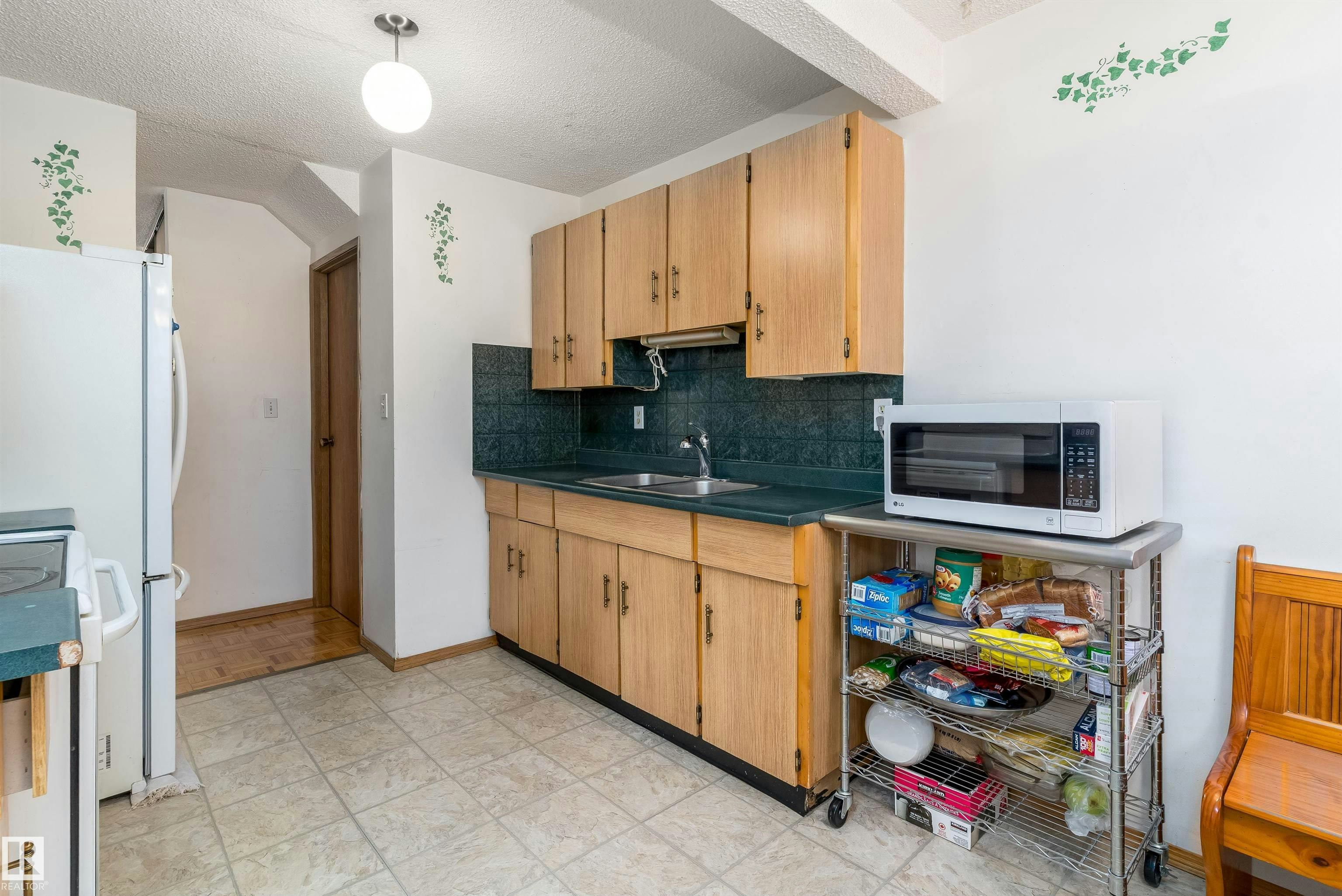 14737 25 Street, Edmonton, AB, T5Y 2E8 - 12