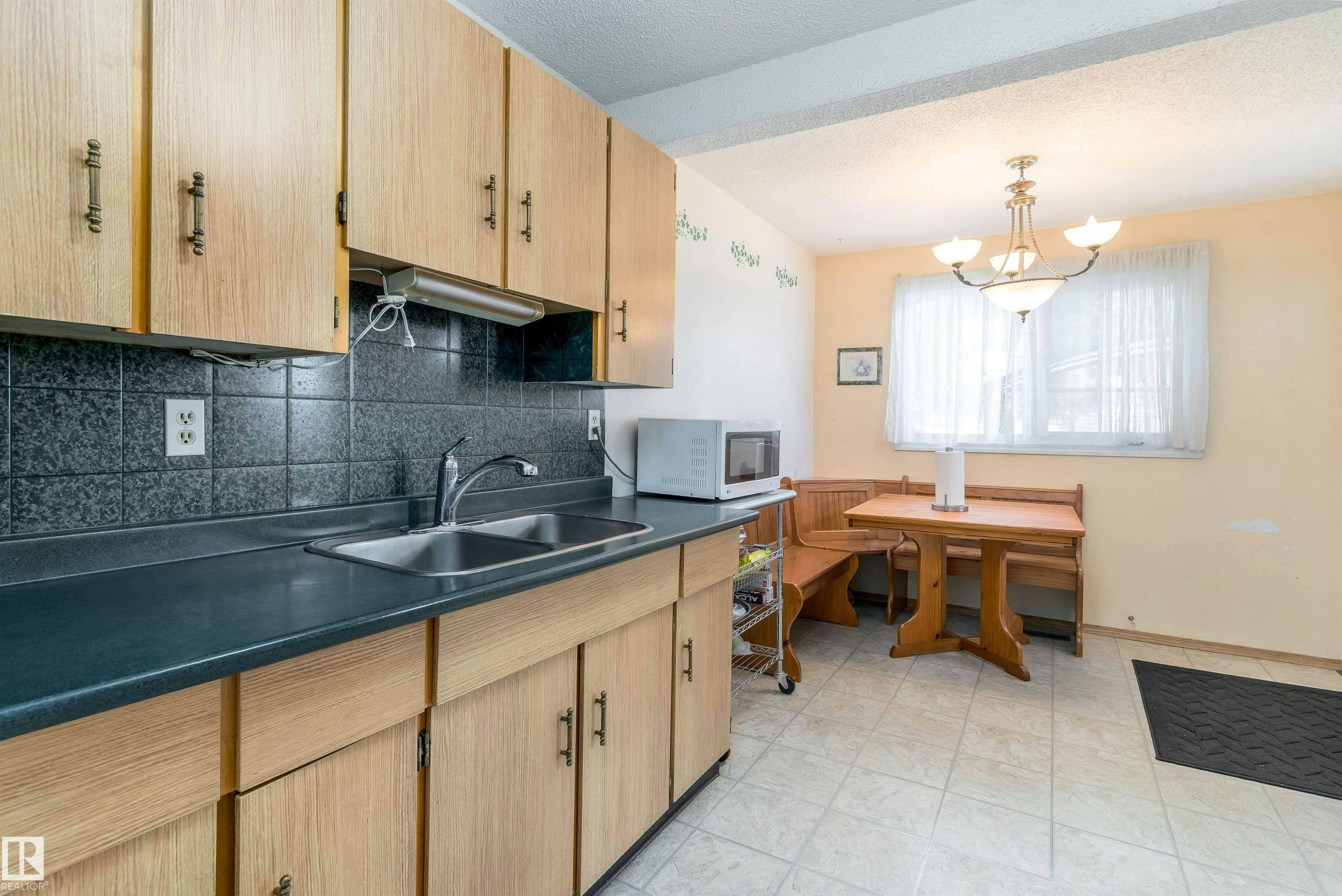 14737 25 Street, Edmonton, AB, T5Y 2E8 - 10