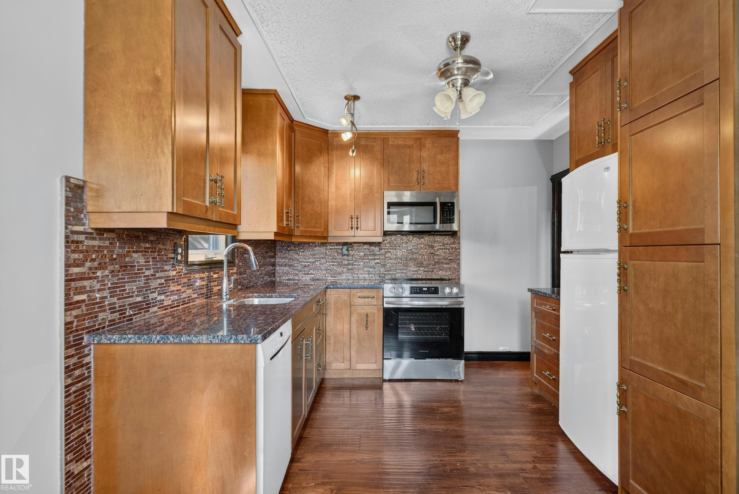 13351 109a Avenue, Edmonton, AB, T5M 2J5 - 11