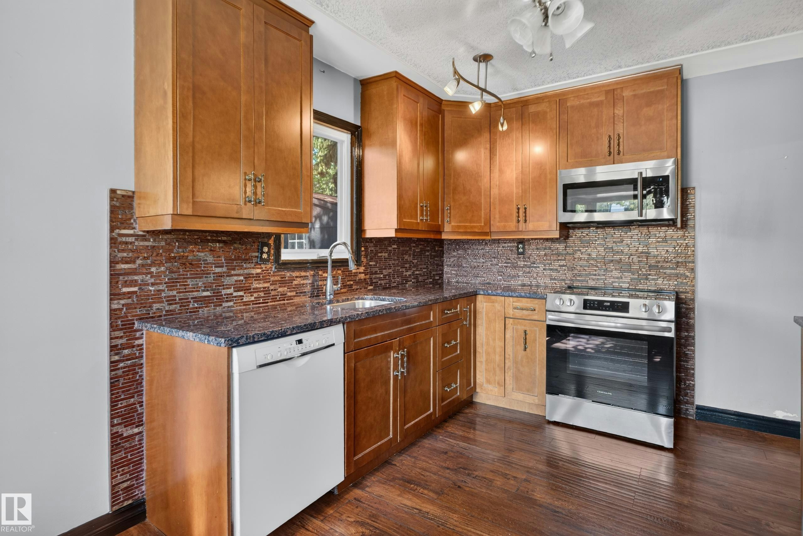 13351 109a Avenue, Edmonton, AB, T5M 2J5 - 12