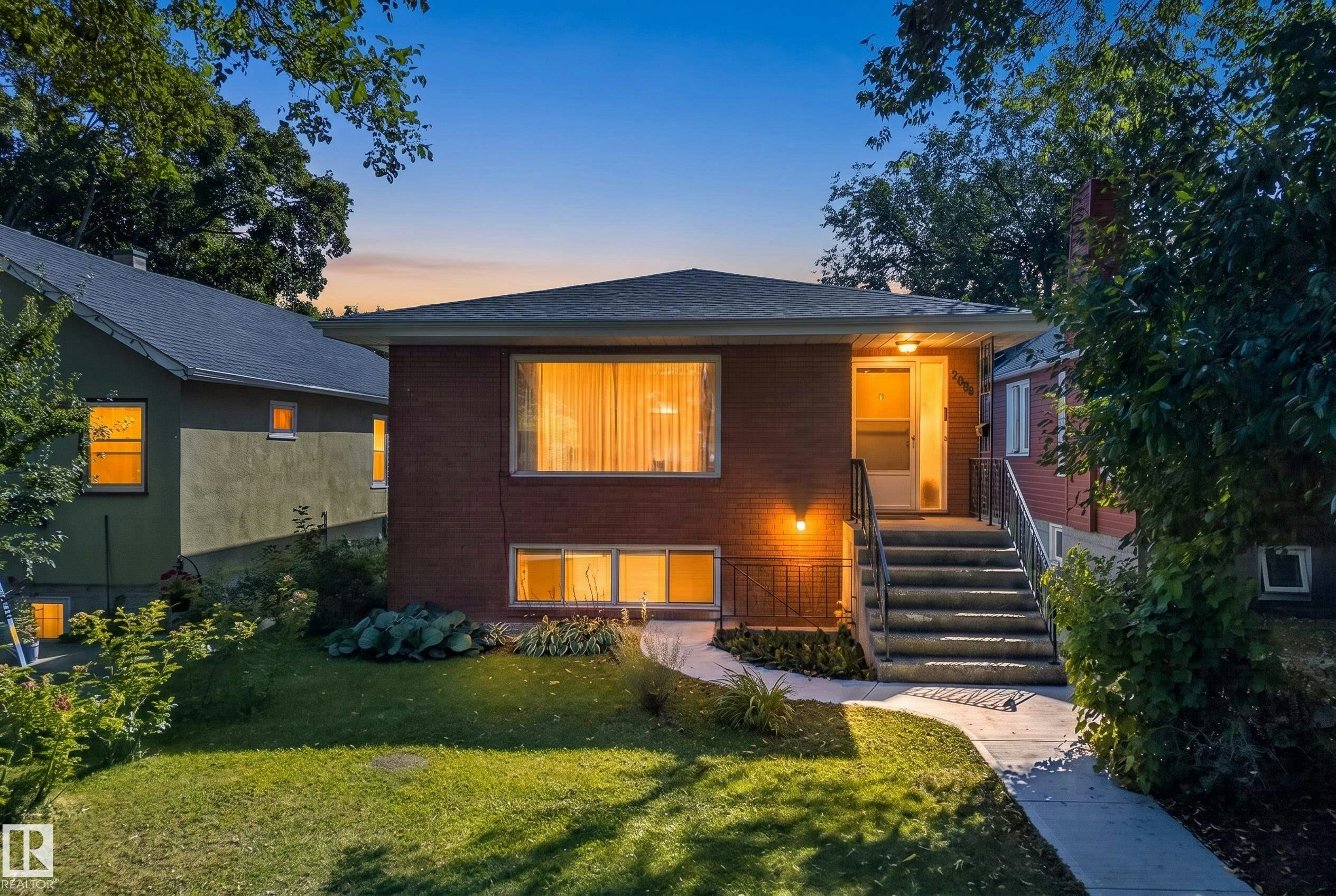 9821 83 Avenue, Edmonton, AB, T6E 2B8
