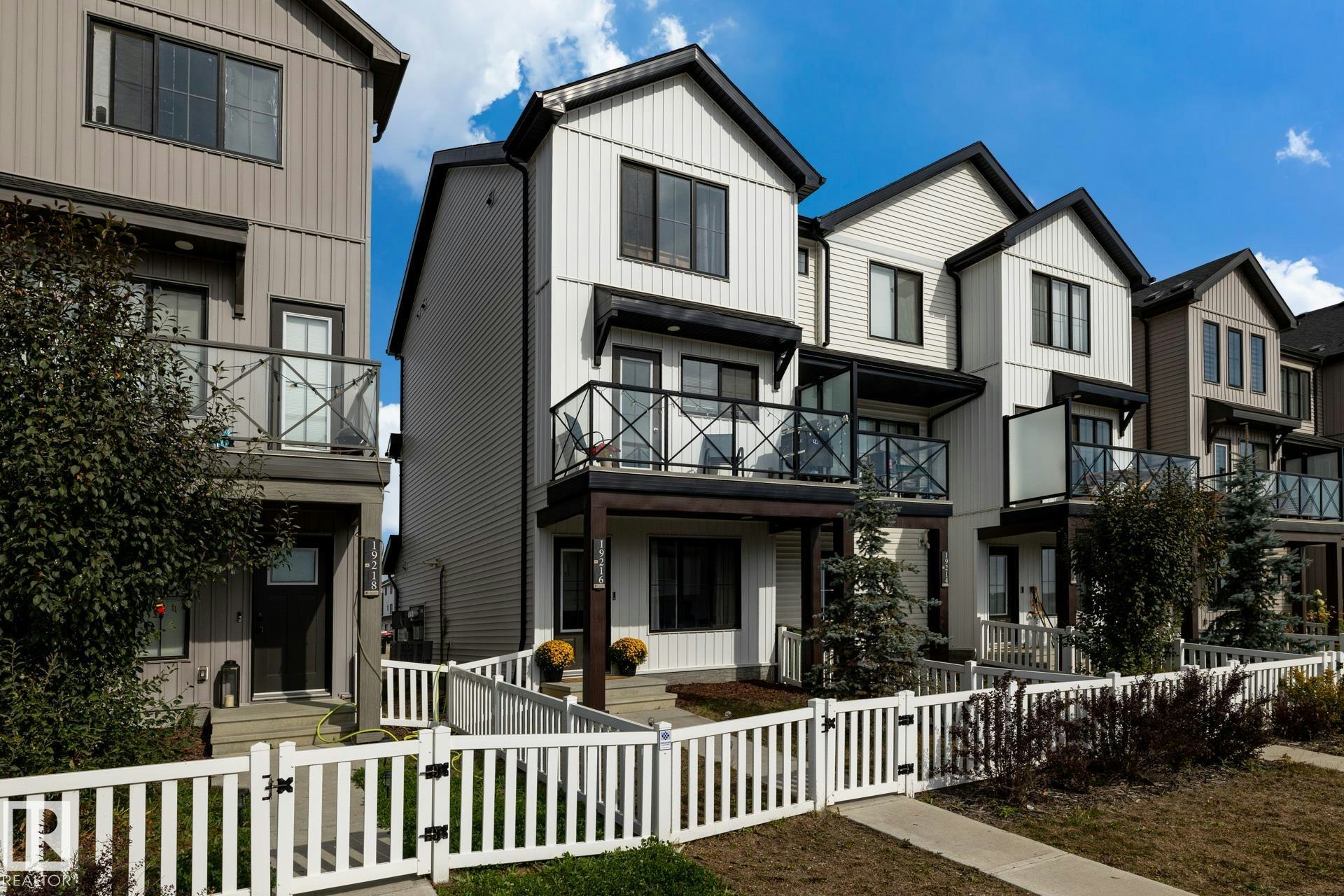 19216 27 Avenue, Edmonton, AB, T6M 1L1