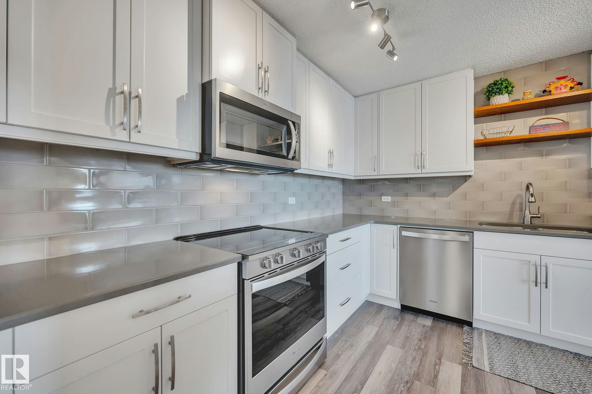 2202-9923 103 Street, Edmonton, AB, T5K 2J3
