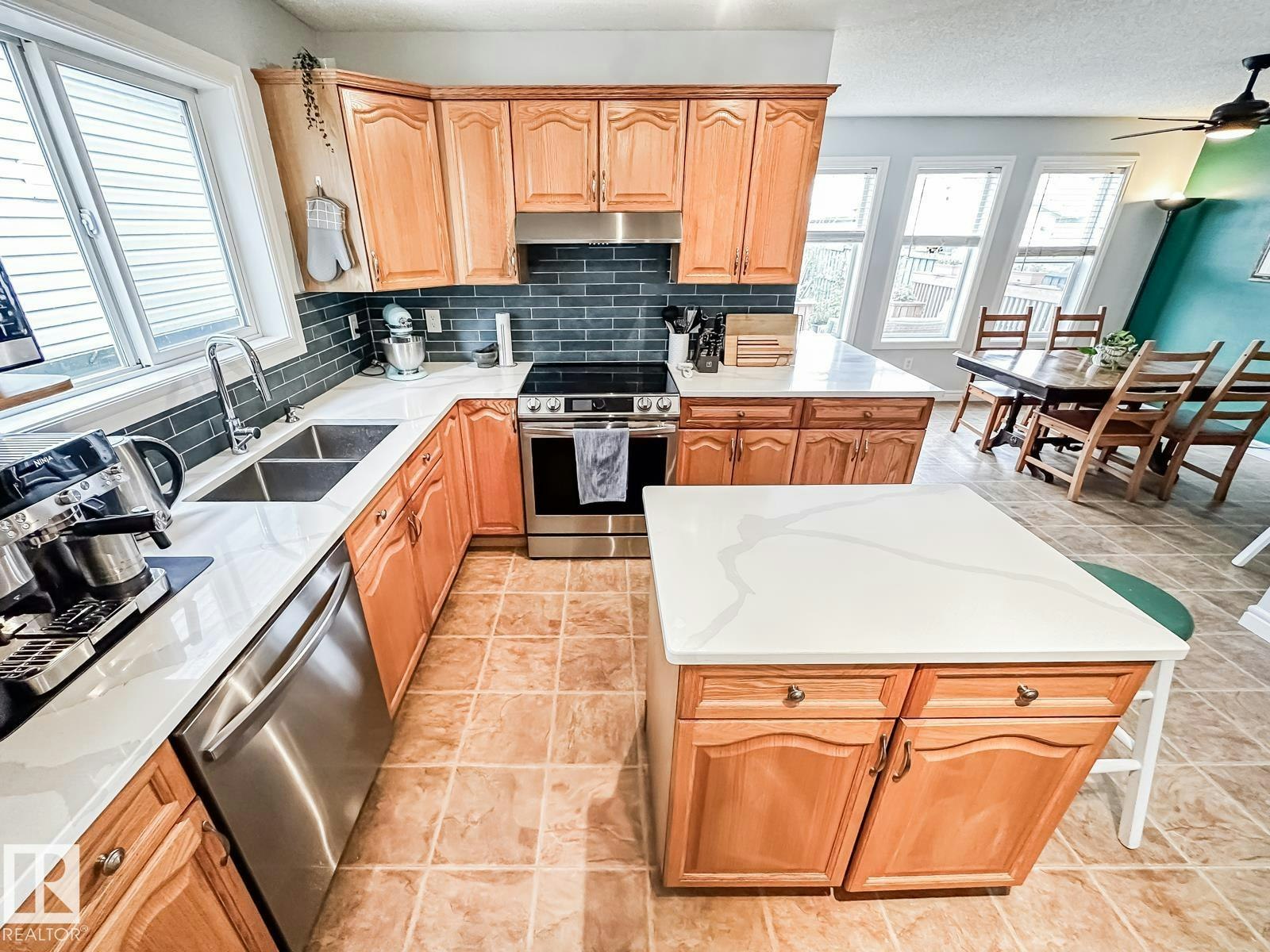 12060 19 Avenue, Edmonton, AB, T6W 1W5 - 11