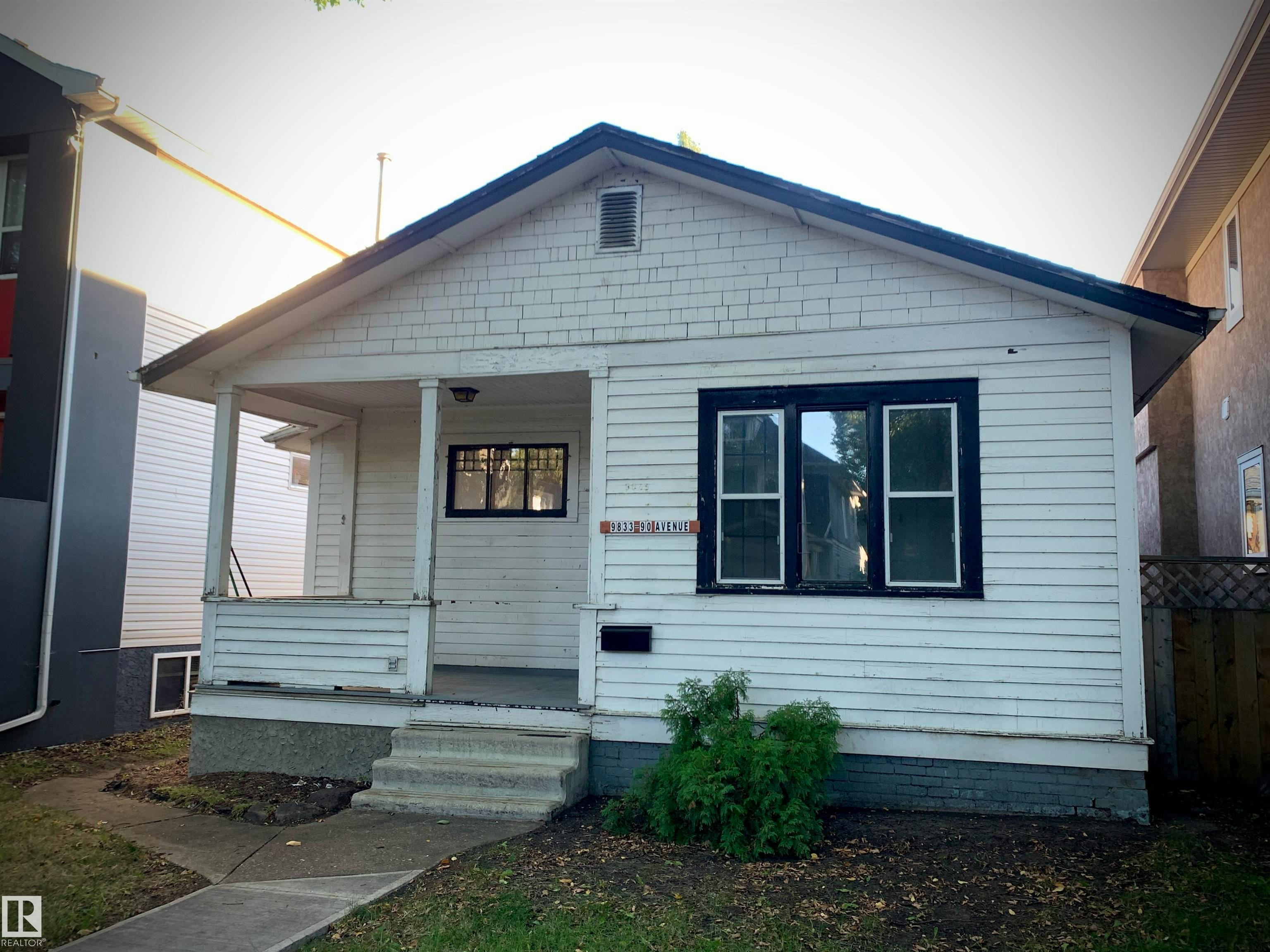 9833 90 Avenue, Edmonton, AB, T6E 2T2