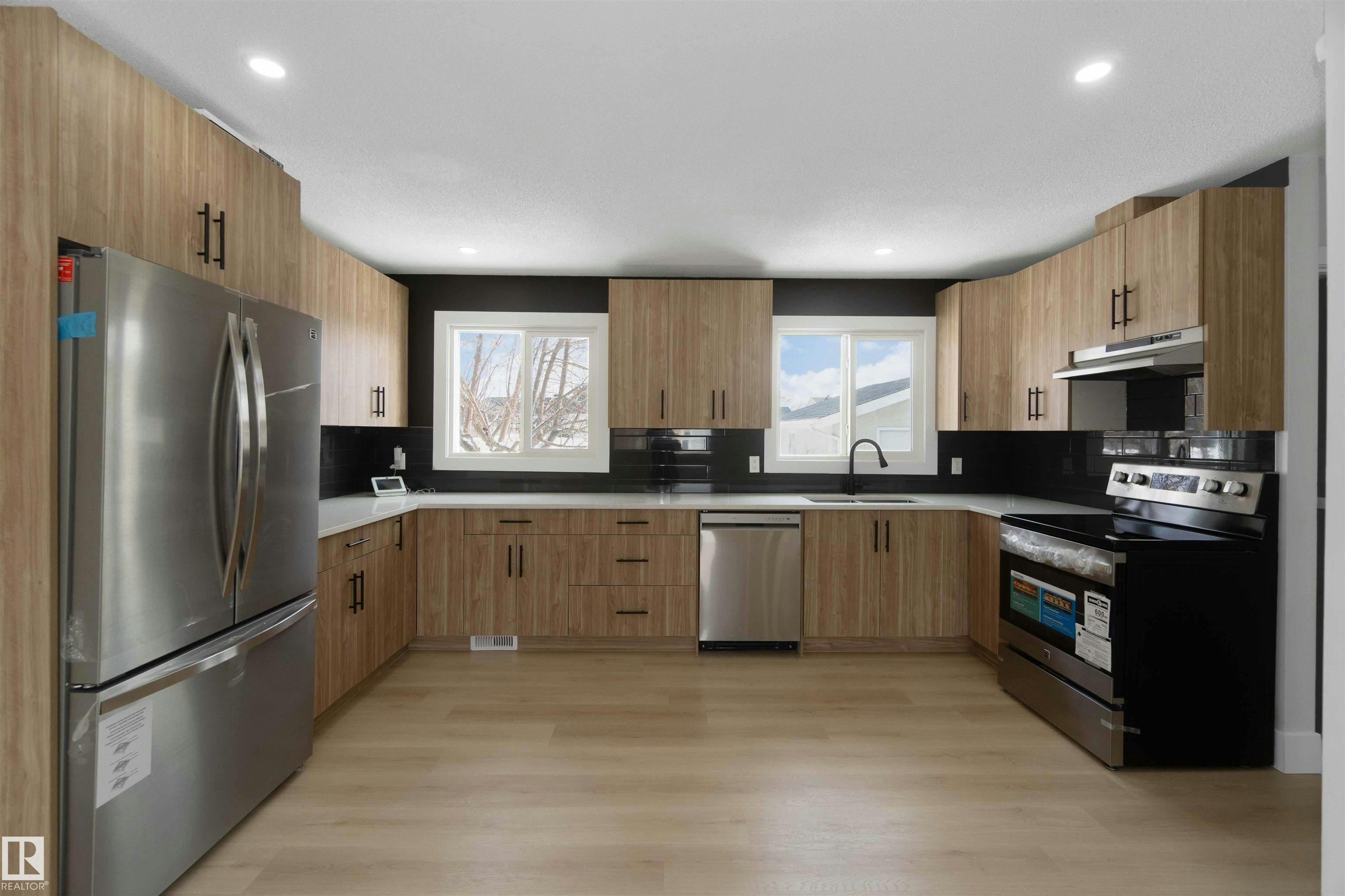 15015 95 Street, Edmonton, AB, T5E 3Z3