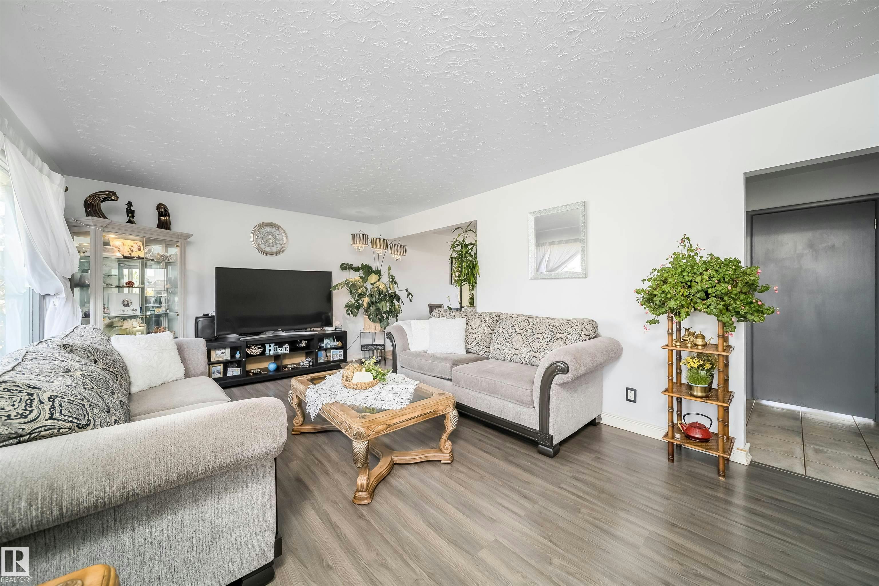 10245 160 Street, Edmonton, AB, T5P 3G1 - 9