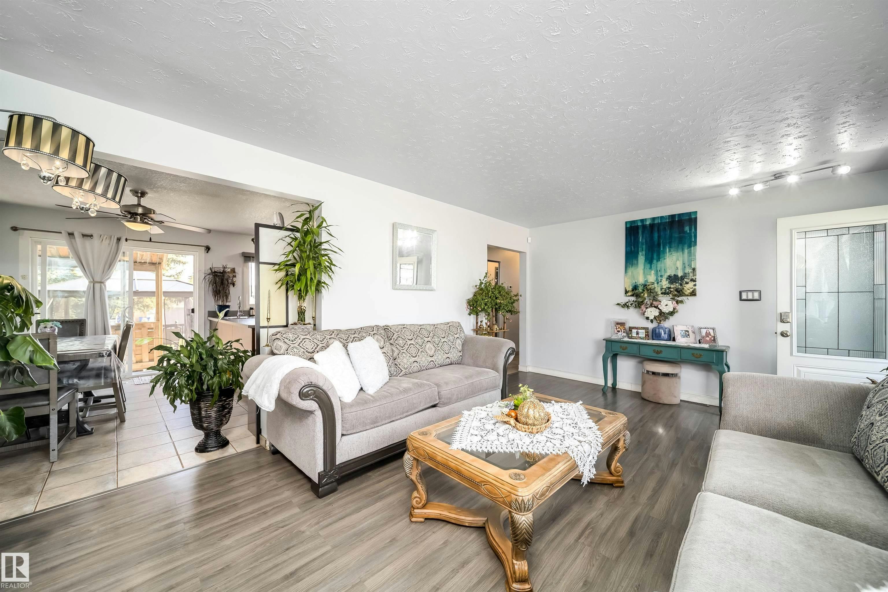 10245 160 Street, Edmonton, AB, T5P 3G1 - 10