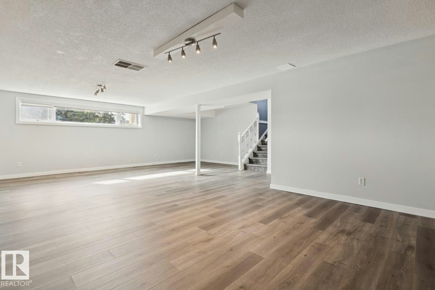 9312 151 Avenue, Edmonton, AB, T5E 2P9 - 30