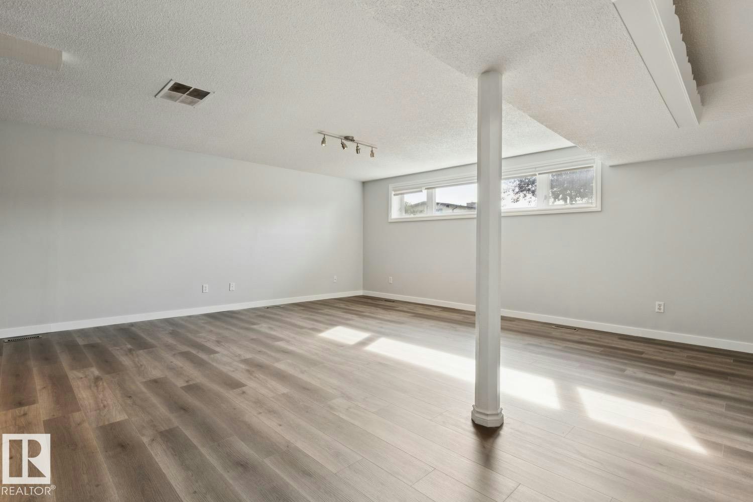 9312 151 Avenue, Edmonton, AB, T5E 2P9 - 31