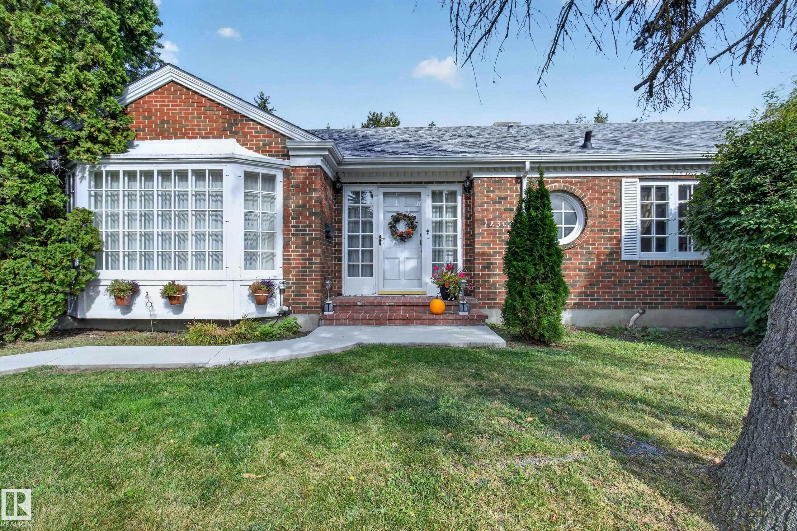 12304 Grand View Drive, Edmonton, AB, T6H 4K4