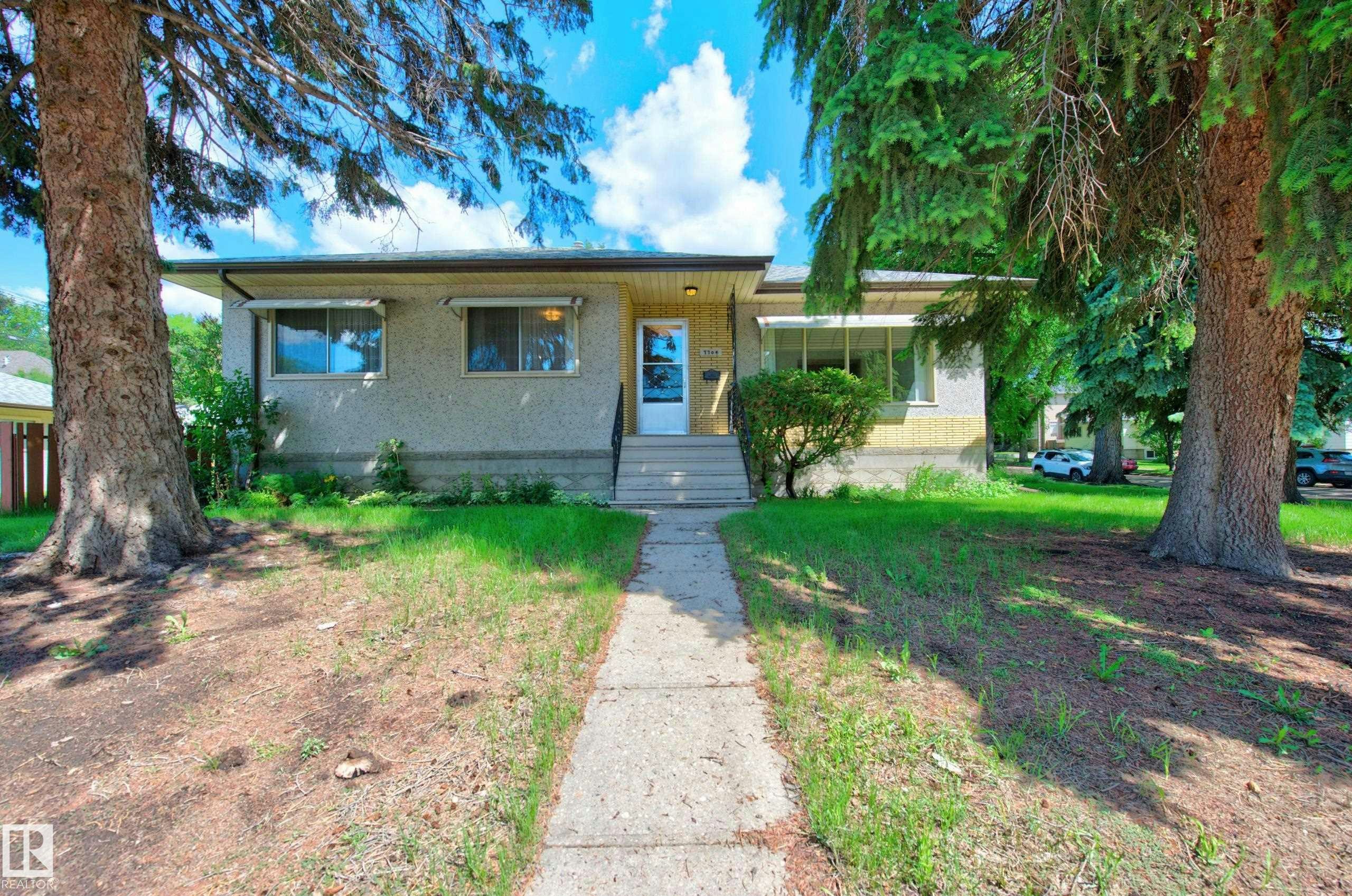 7704 104 Avenue, Edmonton, AB, T6A 0Y3