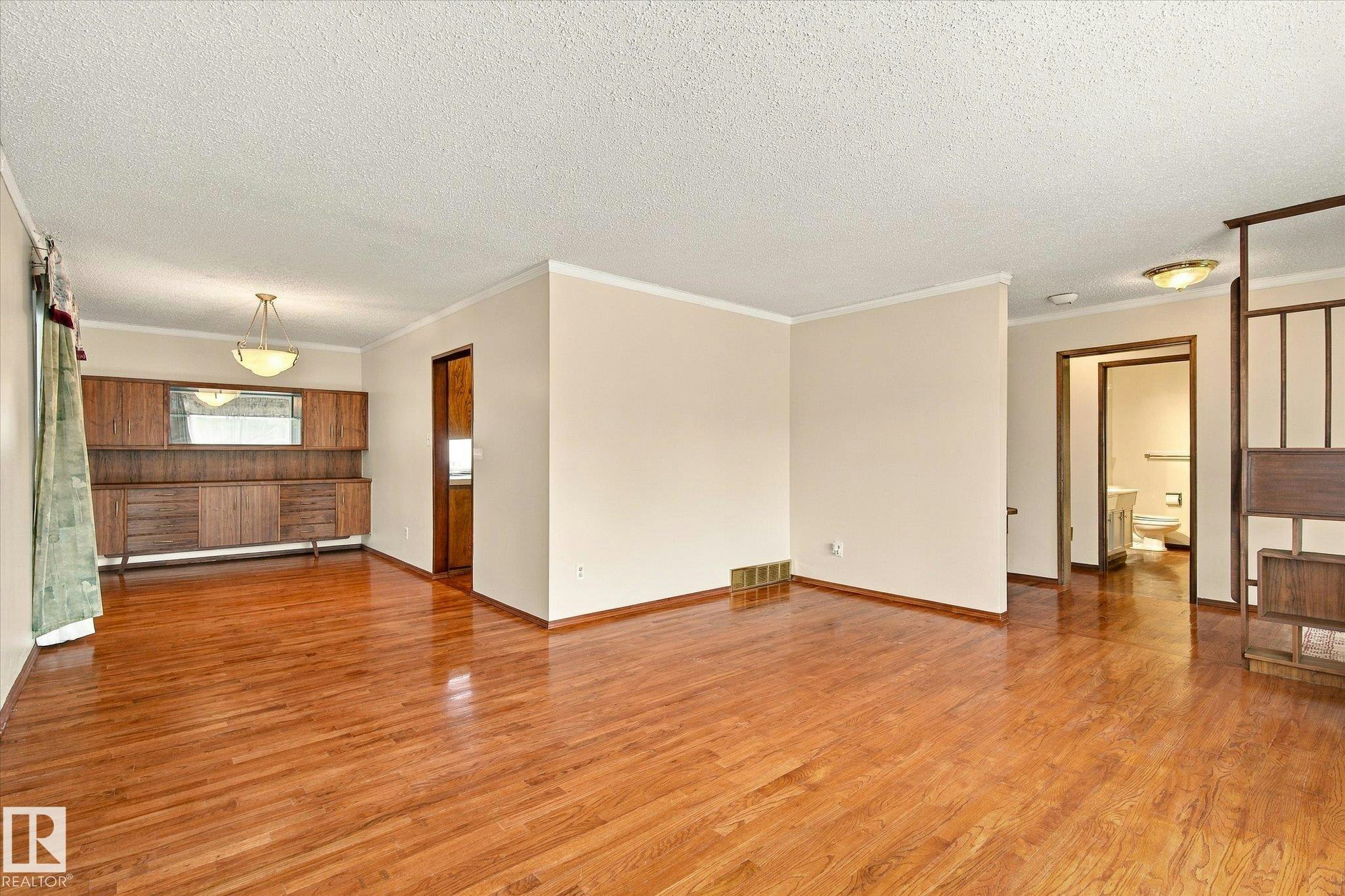 7612 40 Avenue, Edmonton, AB, T6K 0X5 - 5