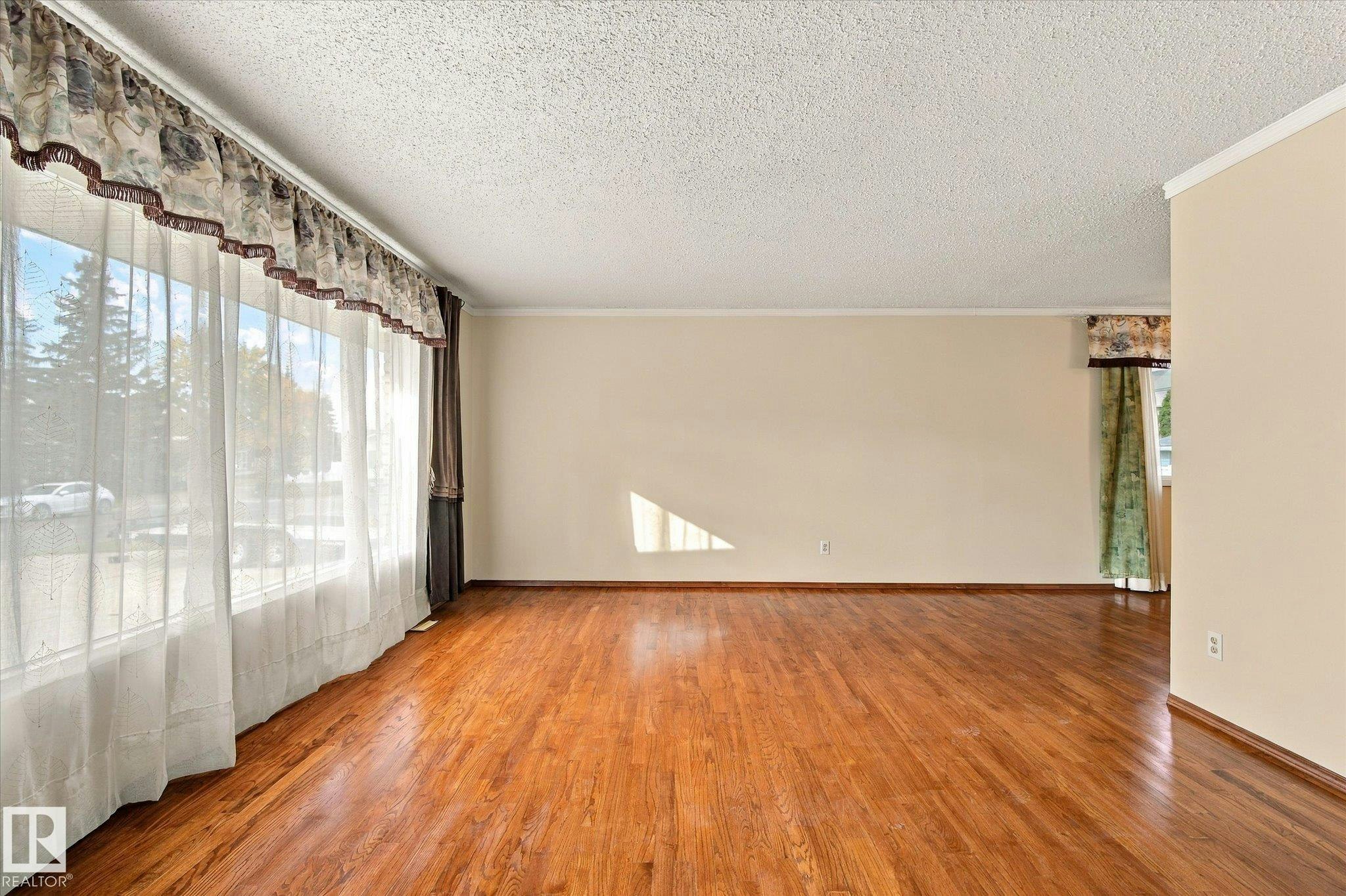 7612 40 Avenue, Edmonton, AB, T6K 0X5 - 6