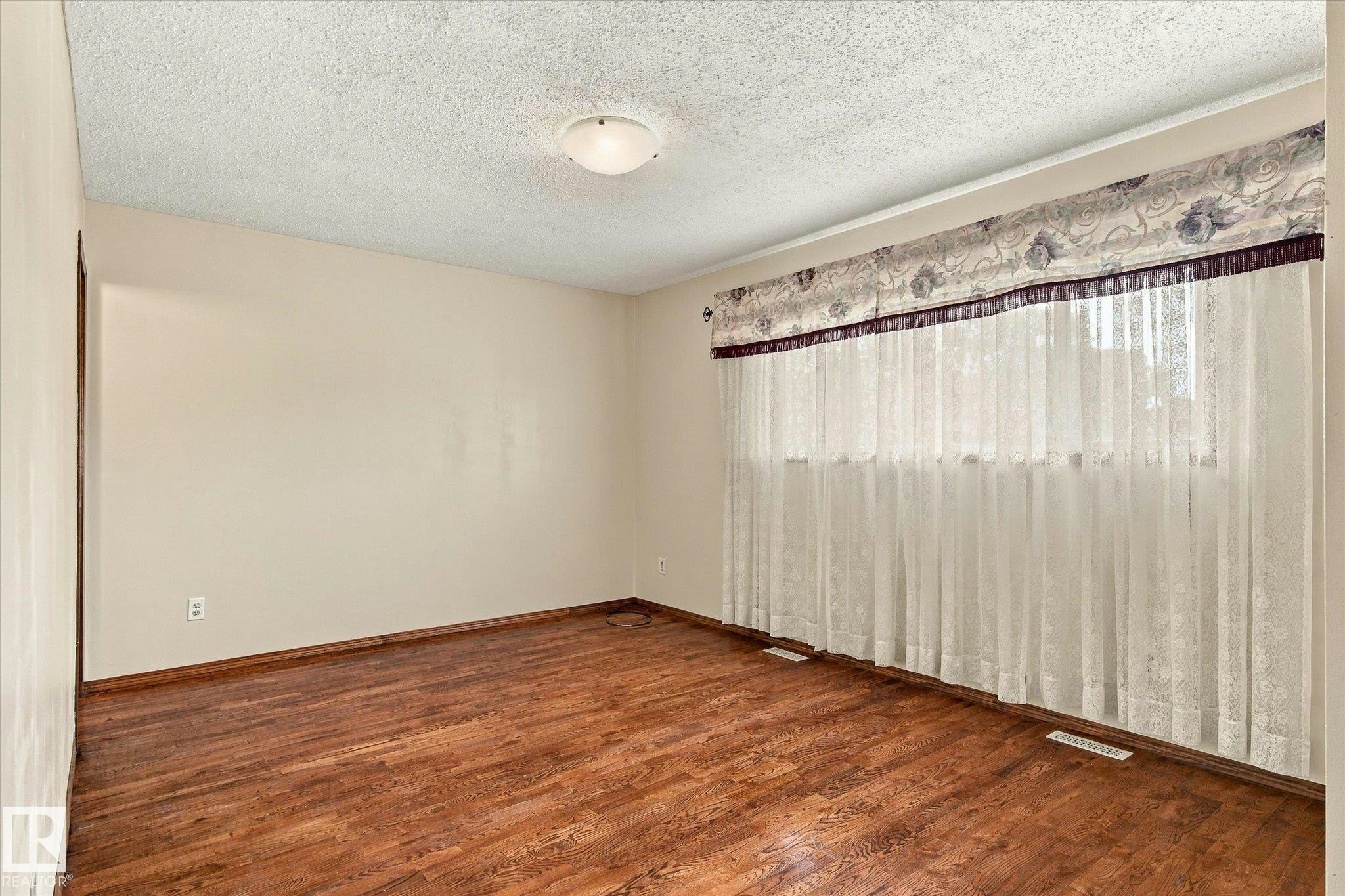 7612 40 Avenue, Edmonton, AB, T6K 0X5 - 16