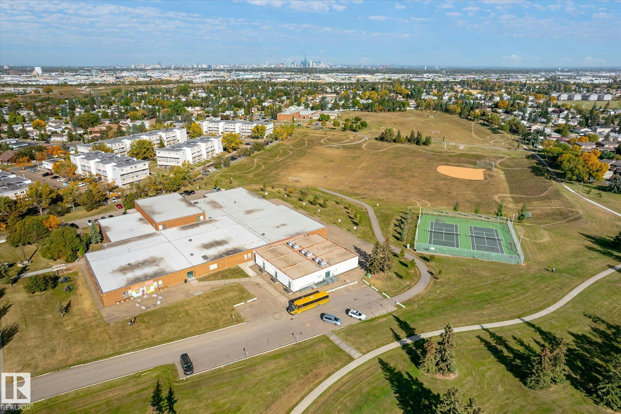 7612 40 Avenue, Edmonton, AB, T6K 0X5 - 59