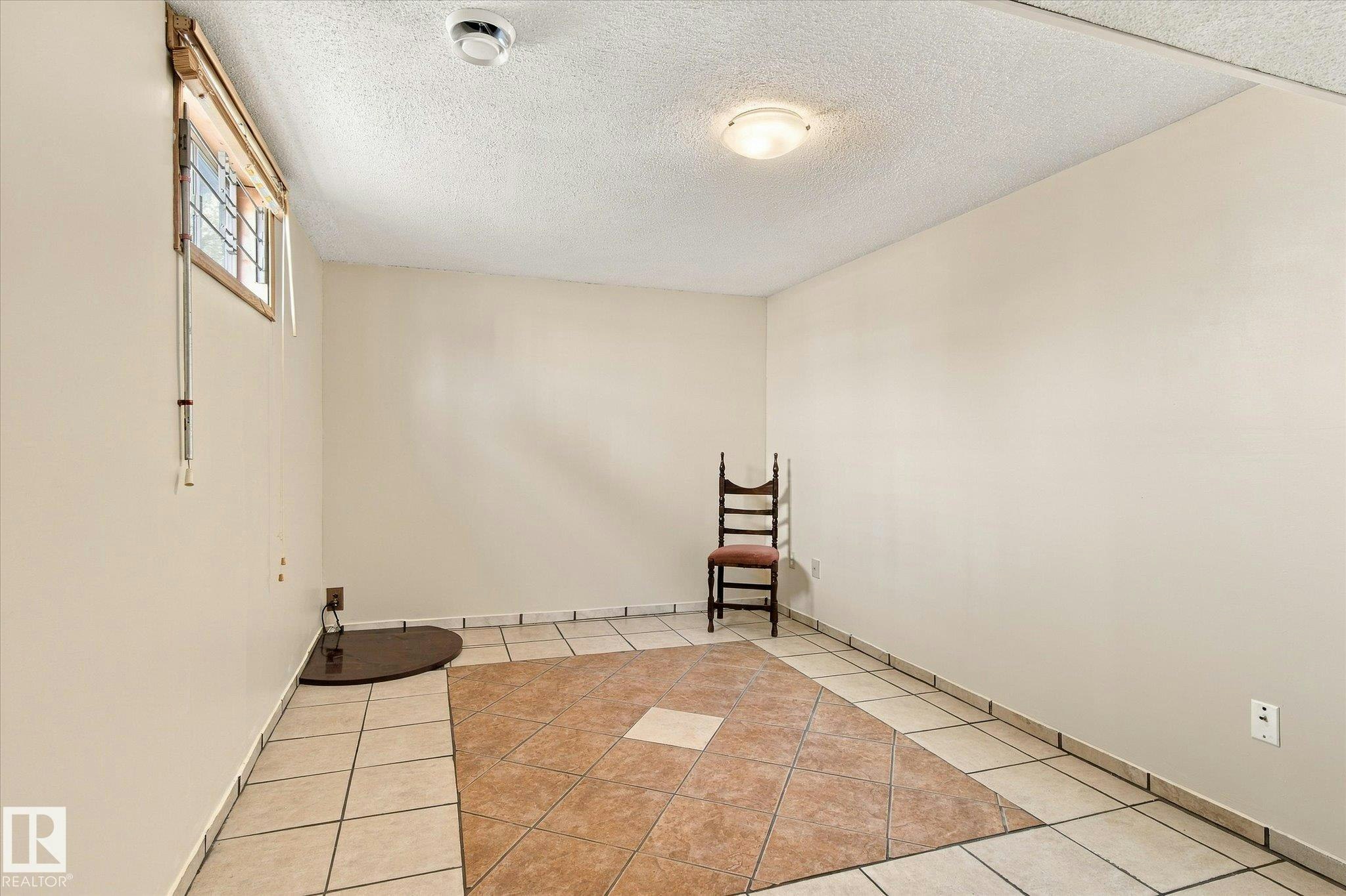 7612 40 Avenue, Edmonton, AB, T6K 0X5 - 32
