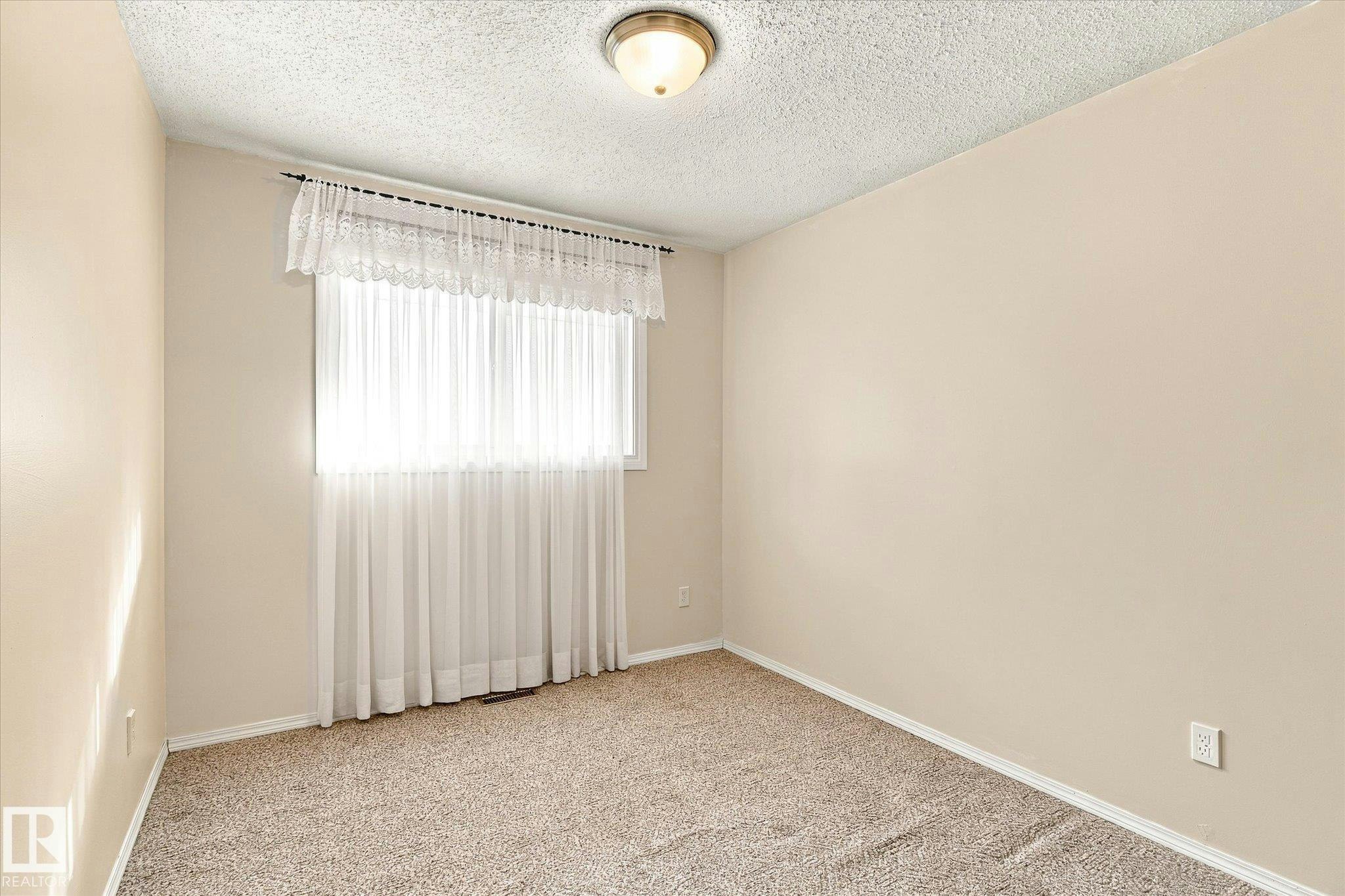 7612 40 Avenue, Edmonton, AB, T6K 0X5 - 22