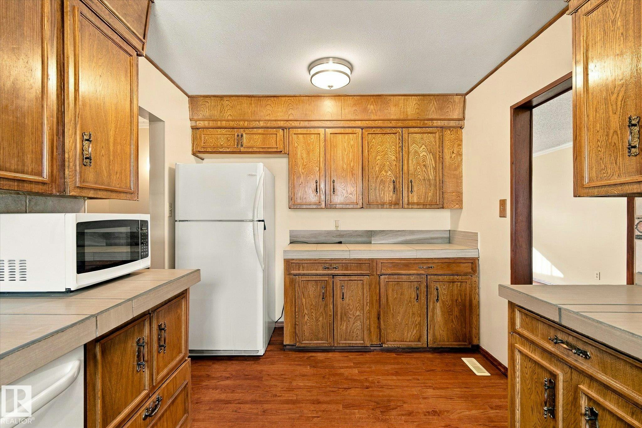 7612 40 Avenue, Edmonton, AB, T6K 0X5 - 12