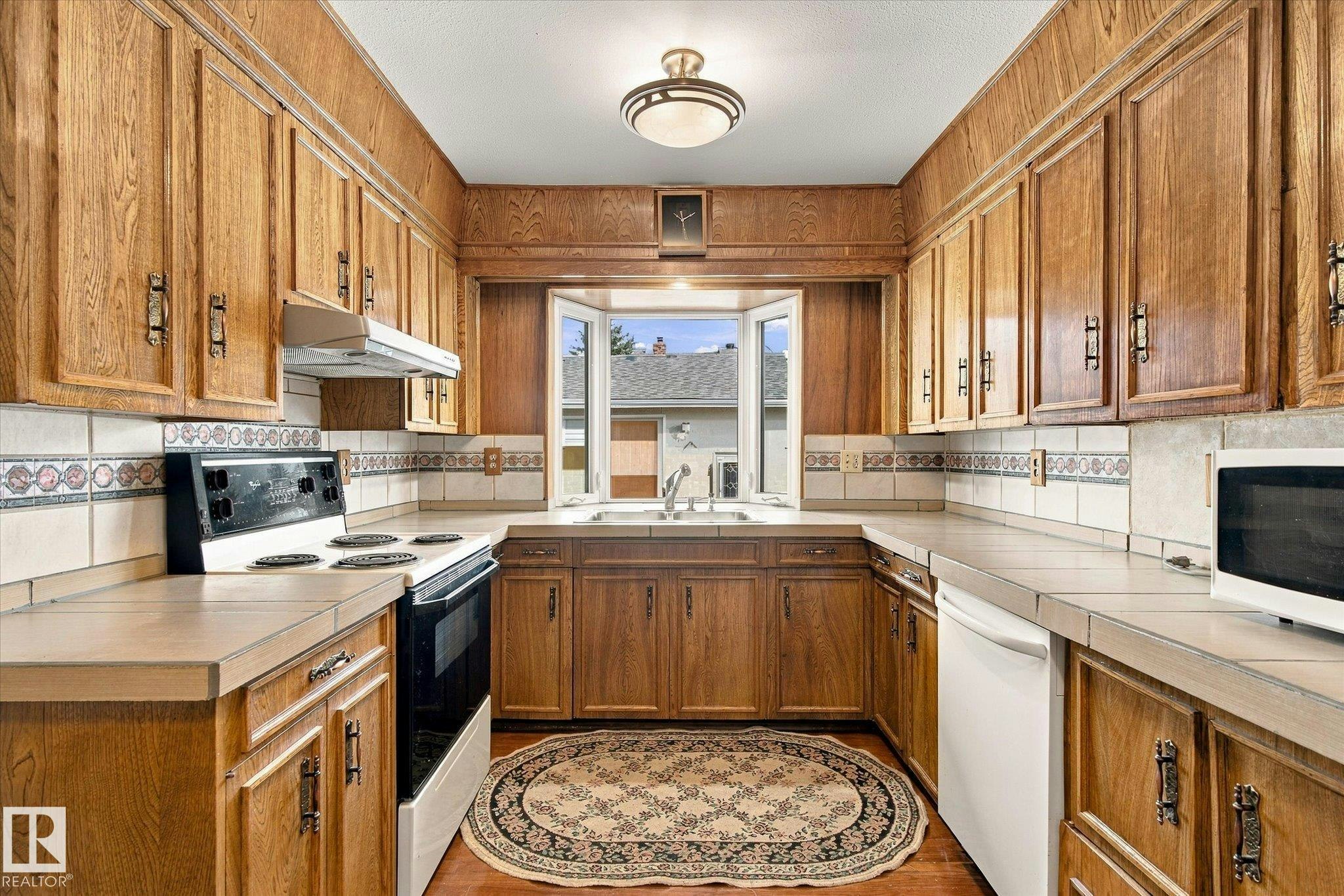 7612 40 Avenue, Edmonton, AB, T6K 0X5 - 9