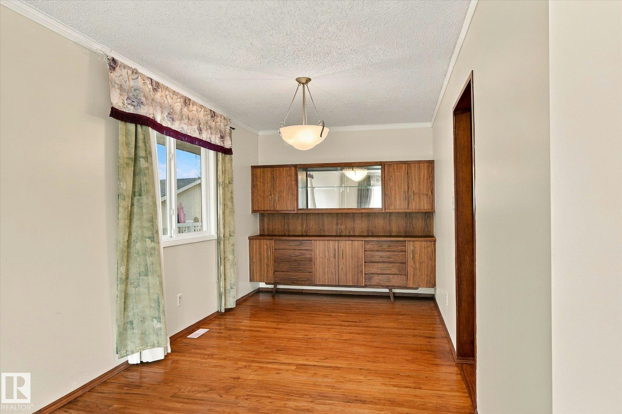 7612 40 Avenue, Edmonton, AB, T6K 0X5 - 7