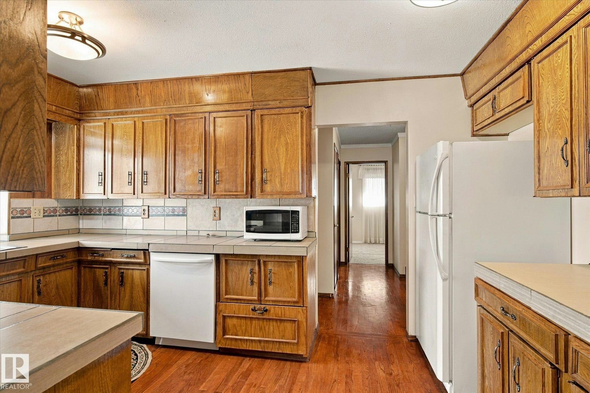 7612 40 Avenue, Edmonton, AB, T6K 0X5 - 8