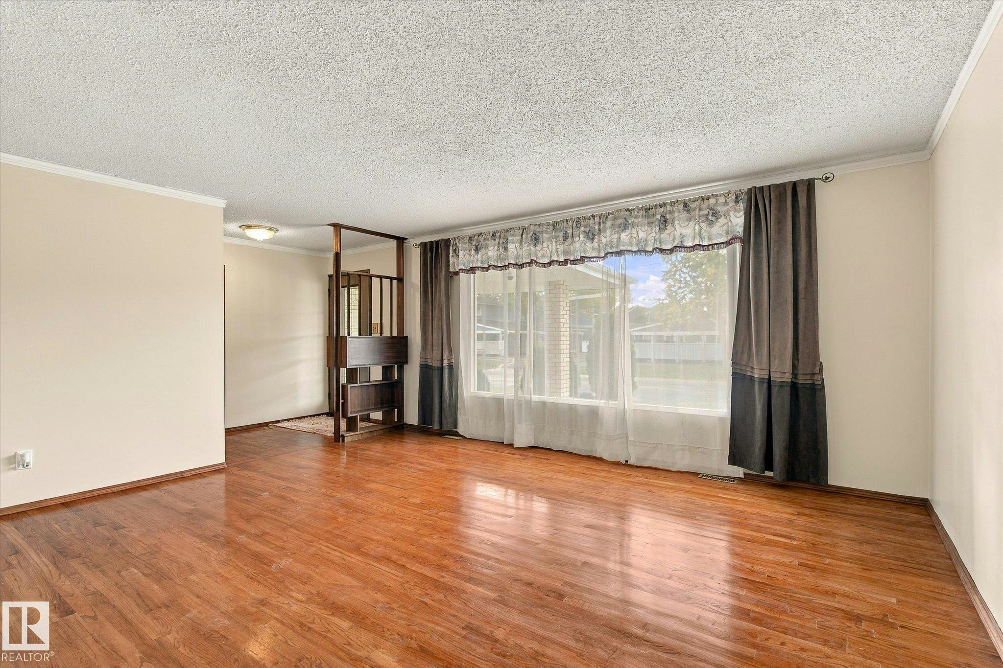 7612 40 Avenue, Edmonton, AB, T6K 0X5 - 4