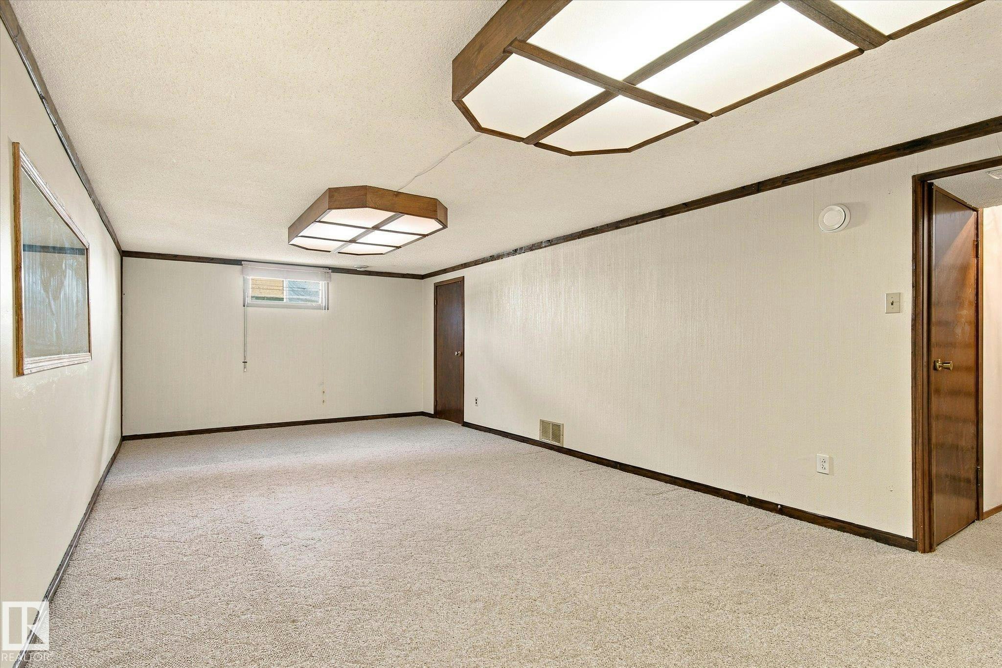 7612 40 Avenue, Edmonton, AB, T6K 0X5 - 28