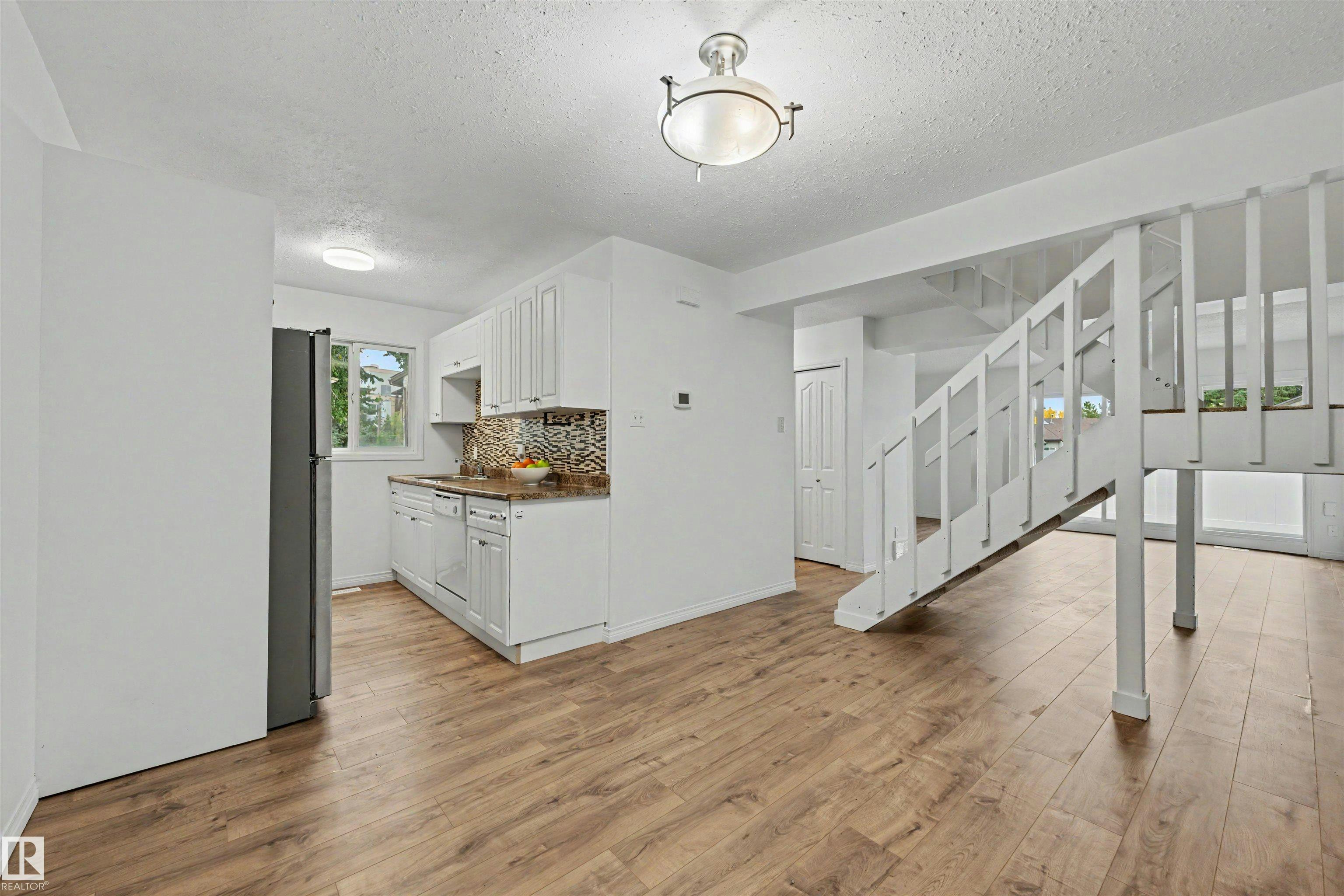 8C Meadowlark Village, Edmonton, AB, T5R 5X3