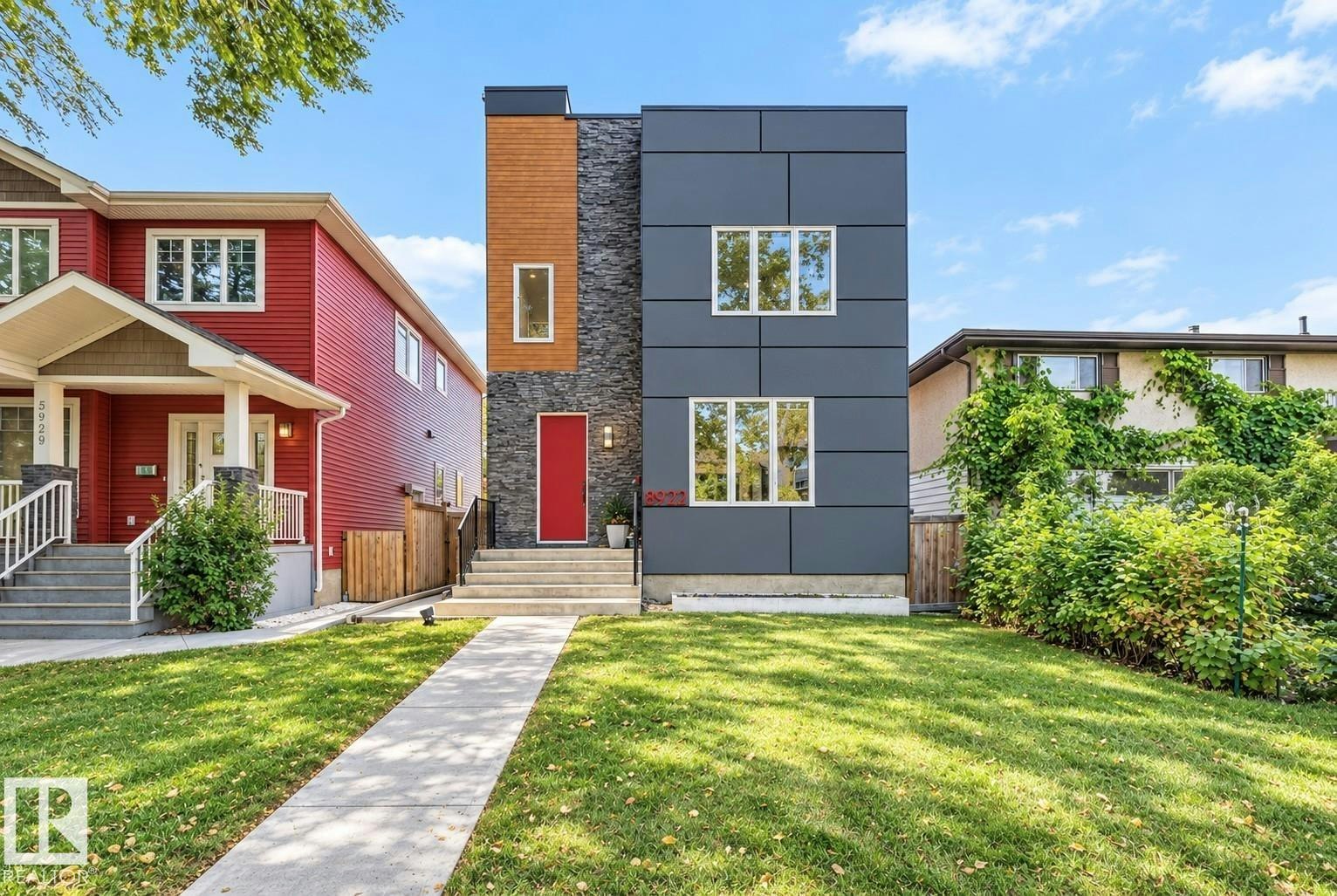 8922 77 Avenue, Edmonton, AB, T6C 0L9