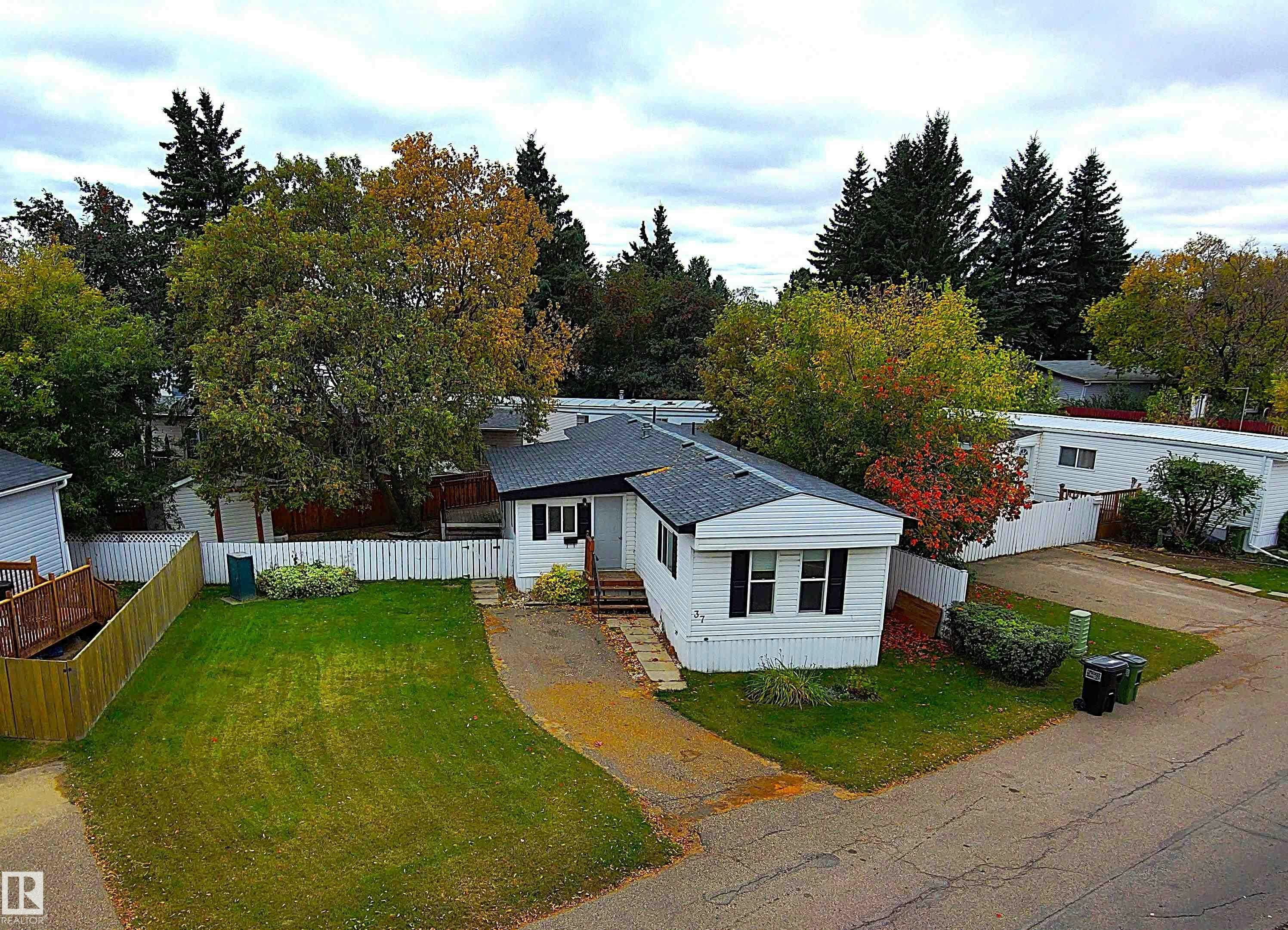 37 West View Boulevard, Edmonton, AB, T5S 1T5