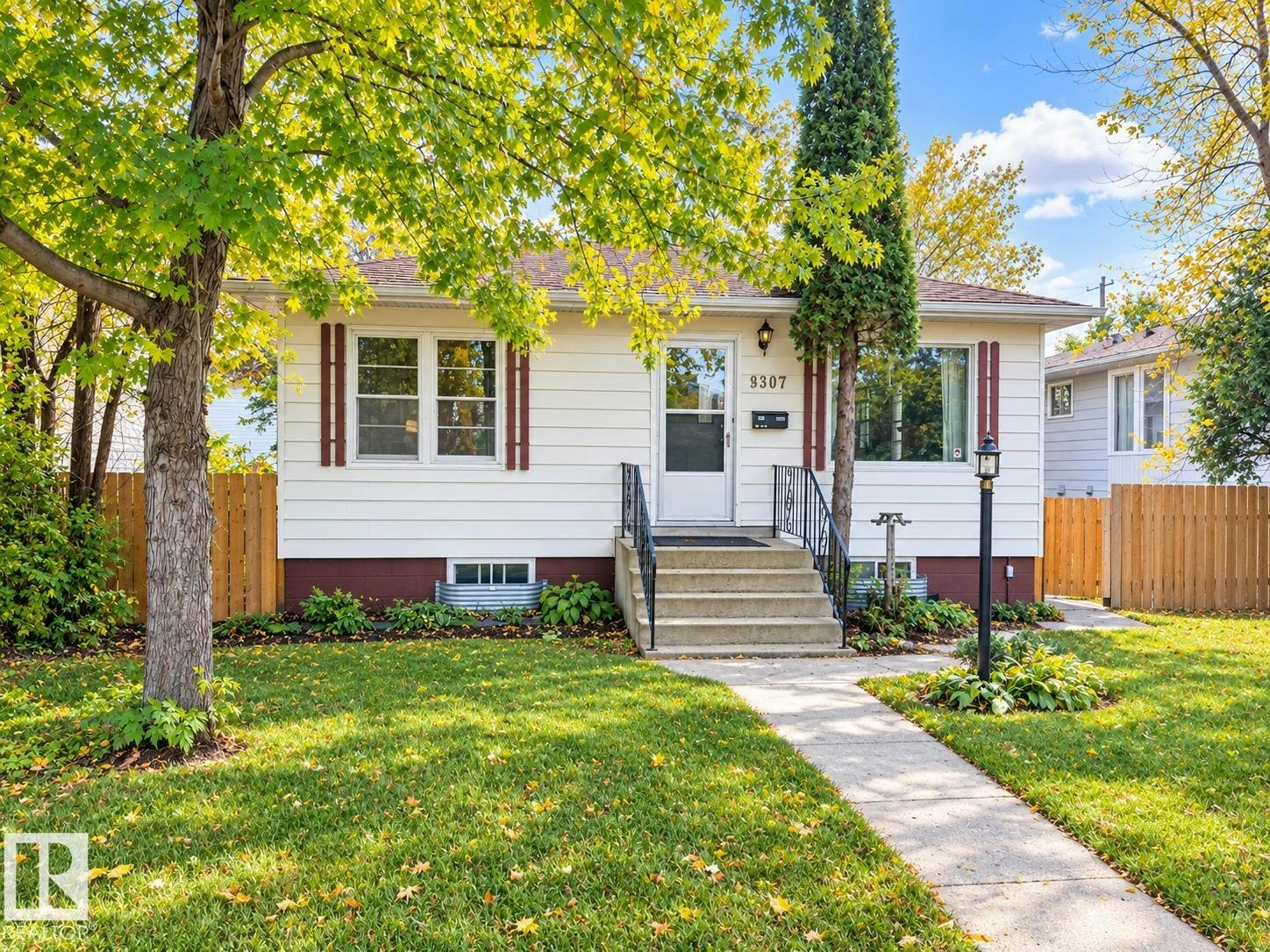 8907 83 Avenue, Edmonton, AB, T6C 1B4