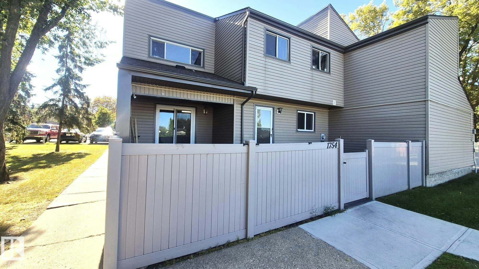 1754 Lakewood Road S, Edmonton, AB, T6K 3B6