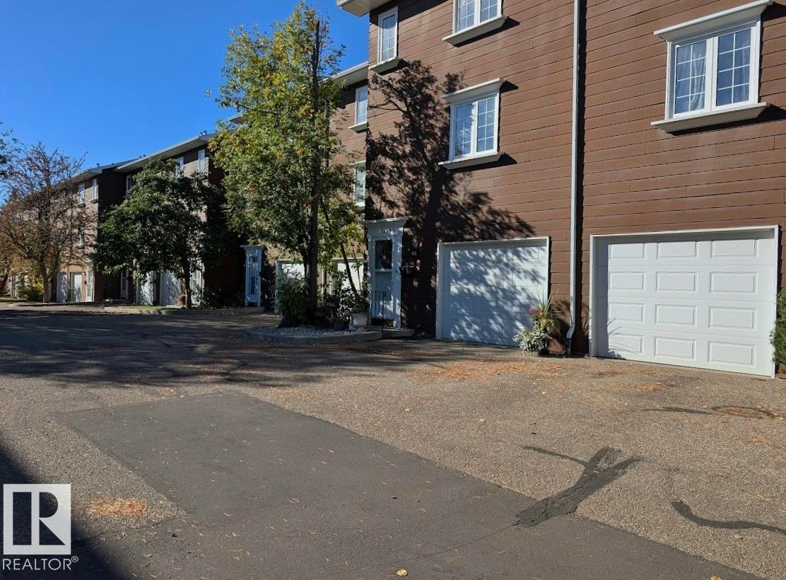 17072 67 Avenue, Edmonton, AB, T5T 1Y8