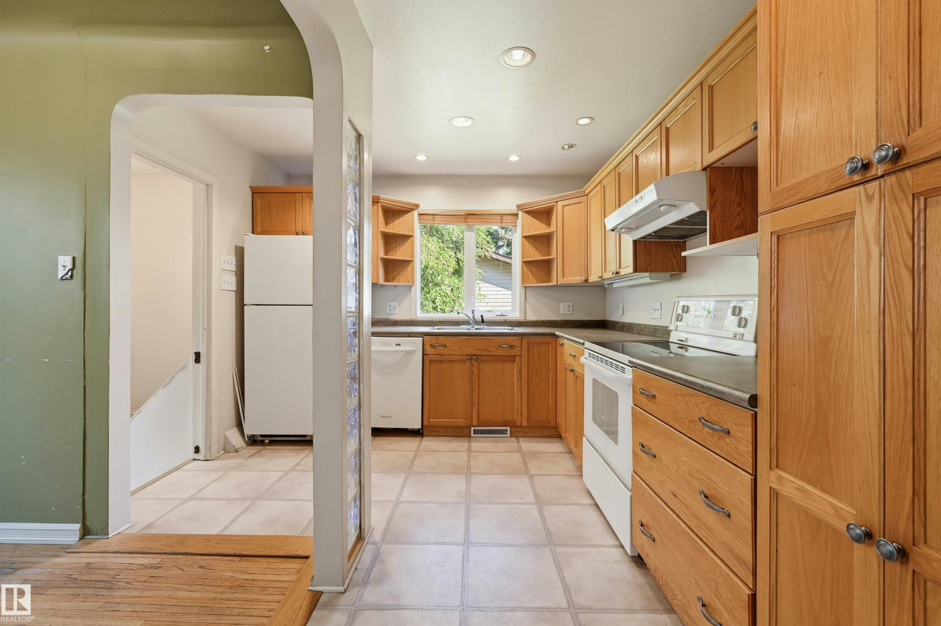 7754 80 Avenue, Edmonton, AB, T6C 0S4