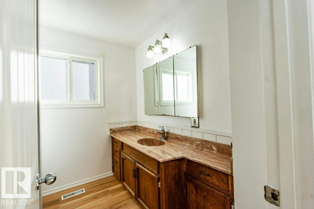 1139 Lakewood Road N, Edmonton, AB, T6K 3A9 - 26