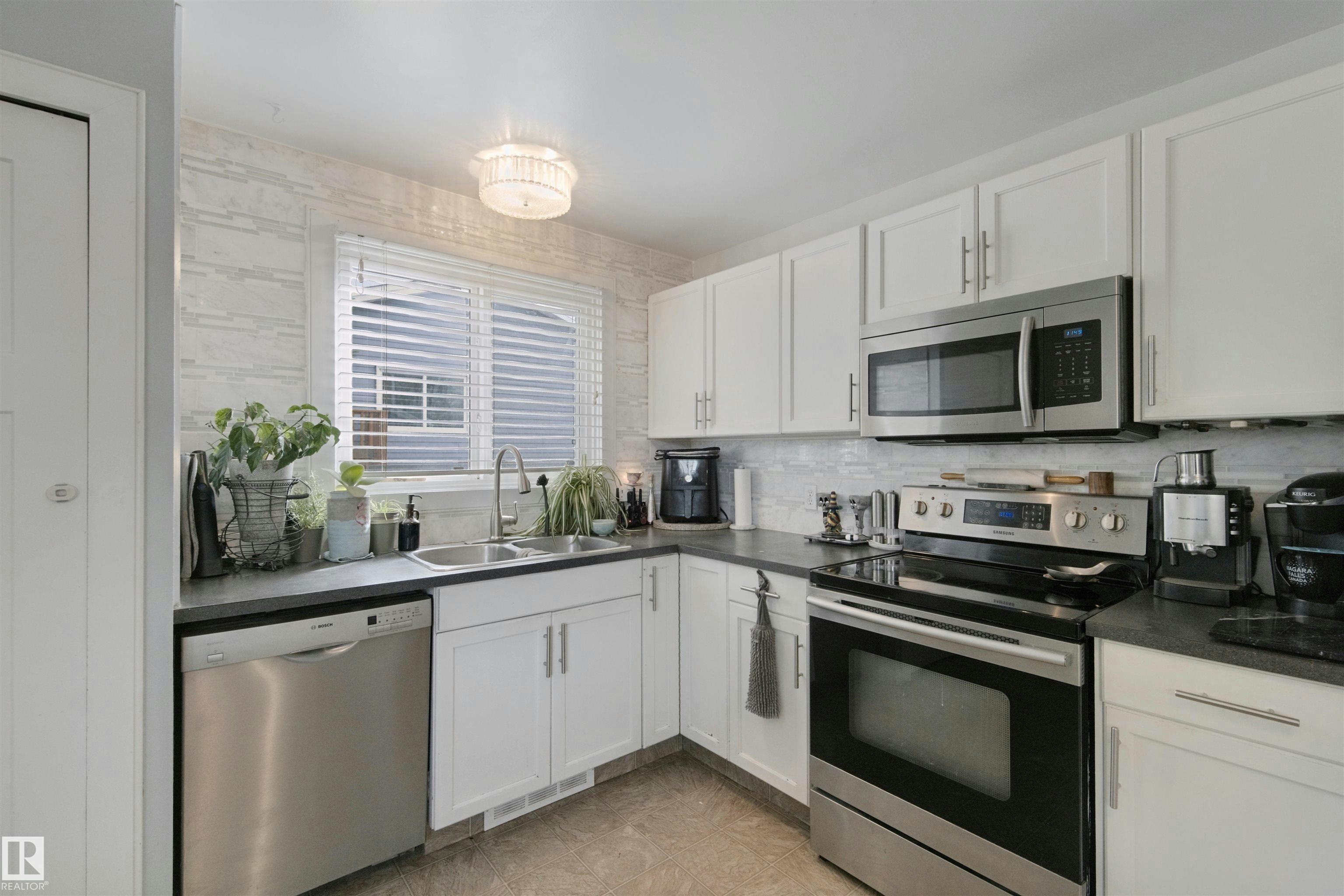 4528 35 Avenue, Edmonton, AB, T6L 3P9