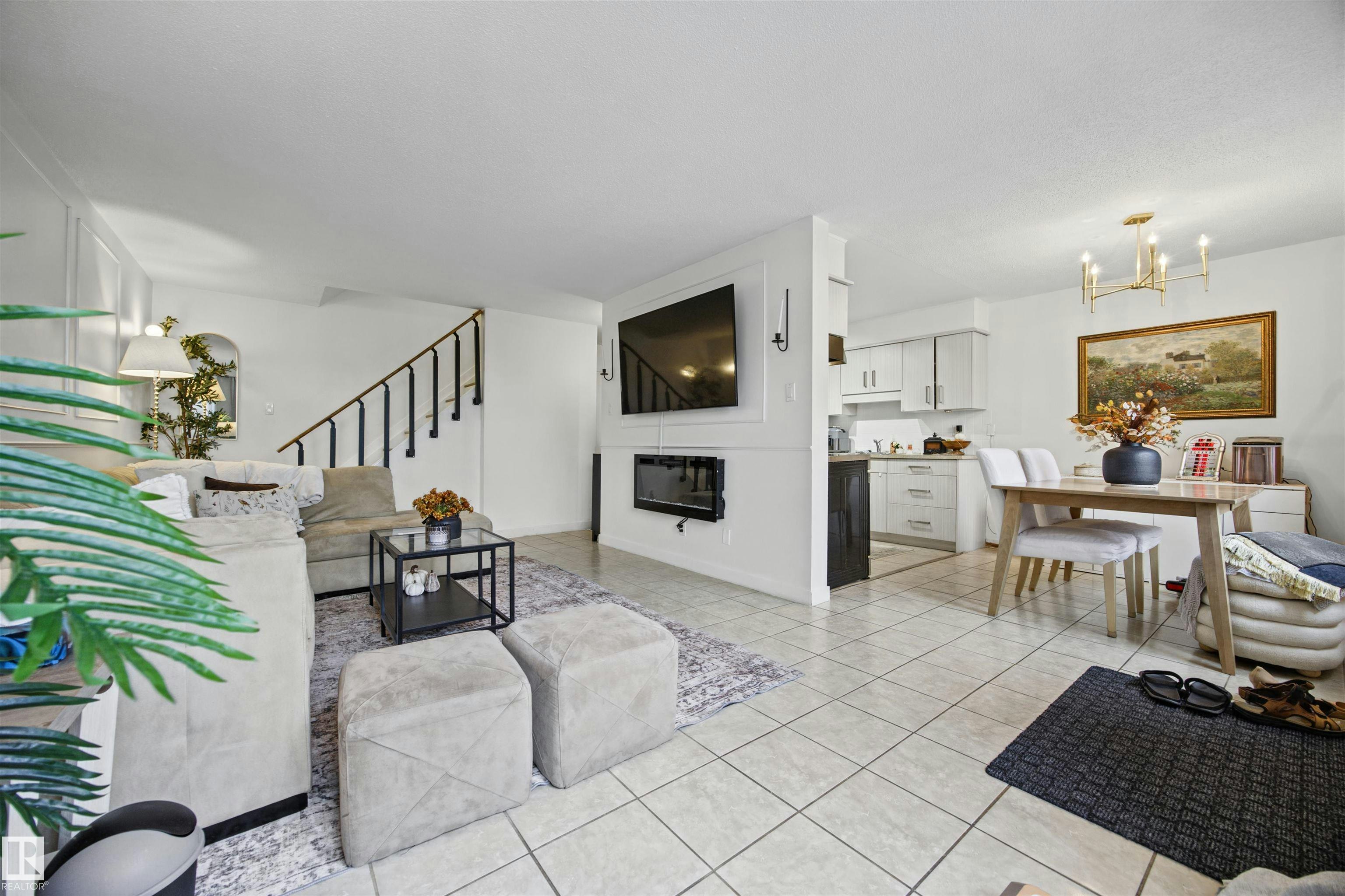 109-7815 159, Edmonton, AB, T5R 2E1