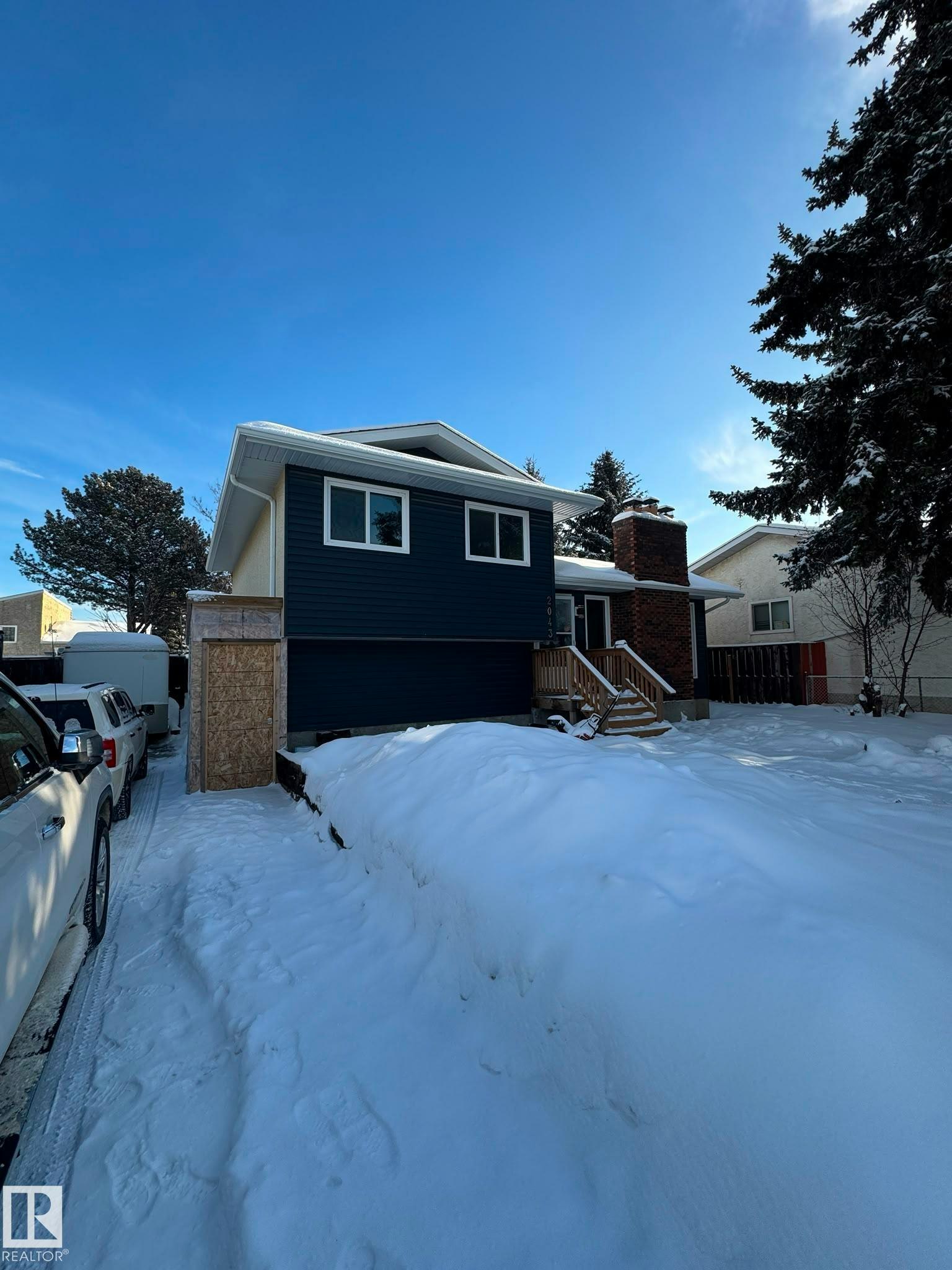 2043 49a, Edmonton, AB, T6L 2W9