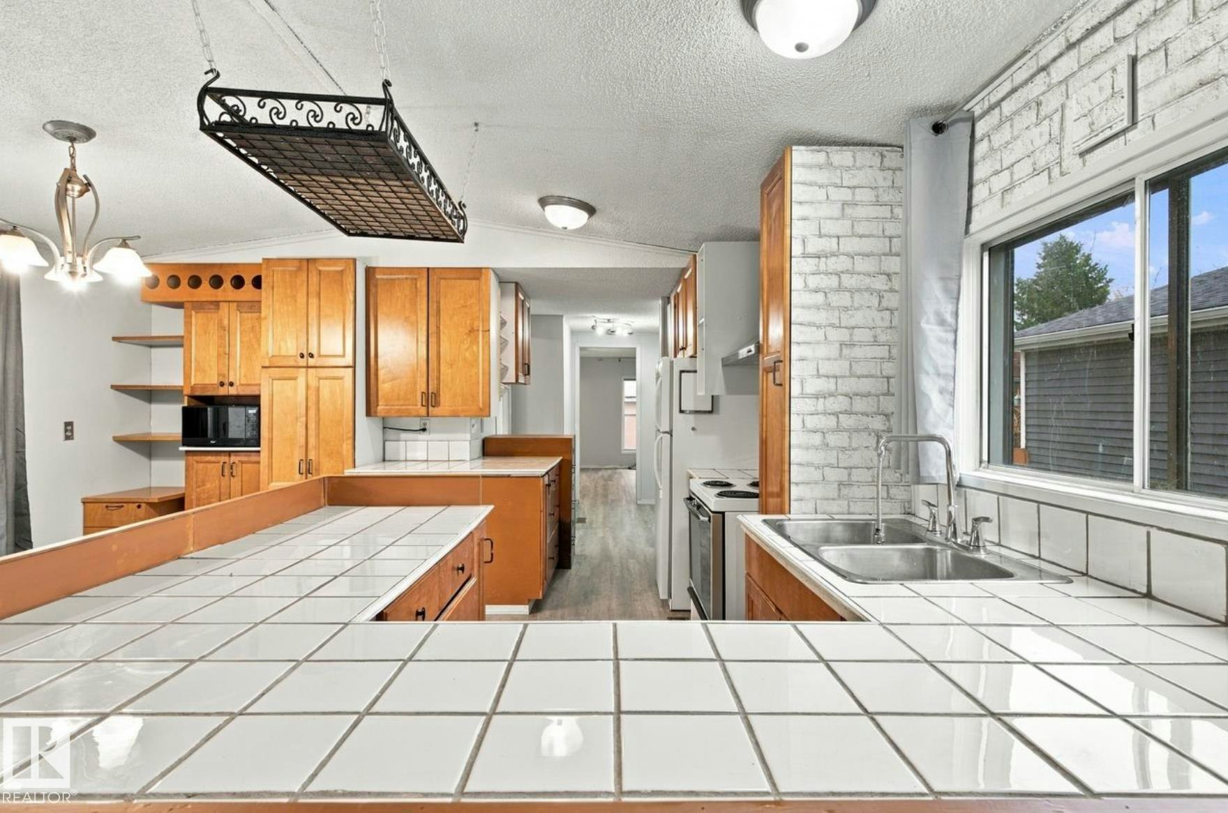 2664 Lakeview Dr, Edmonton, AB, T5S 1T7