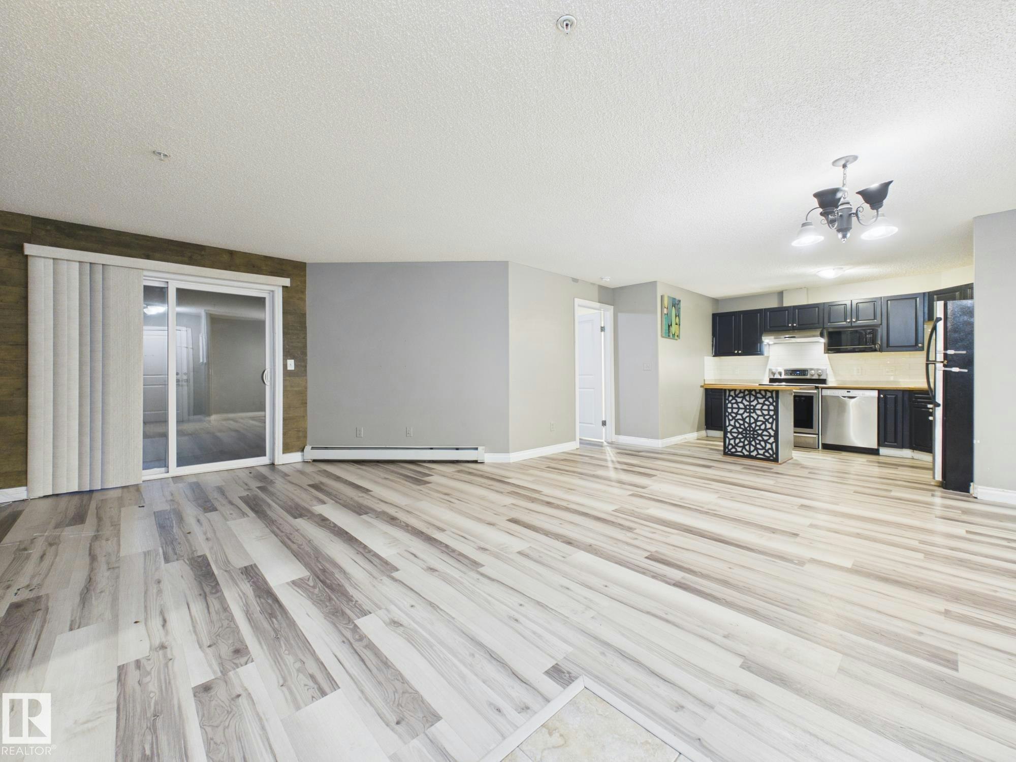 102-16221 95 Street, Edmonton, AB, T5Z 3V3