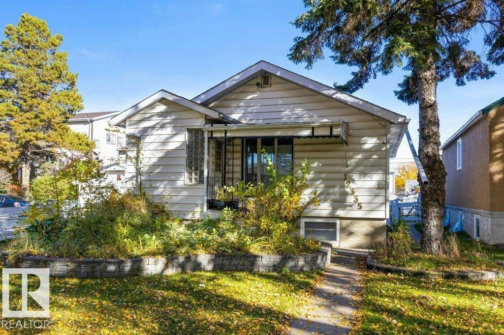 12335 89 Street, Edmonton, AB, T5B 3W8