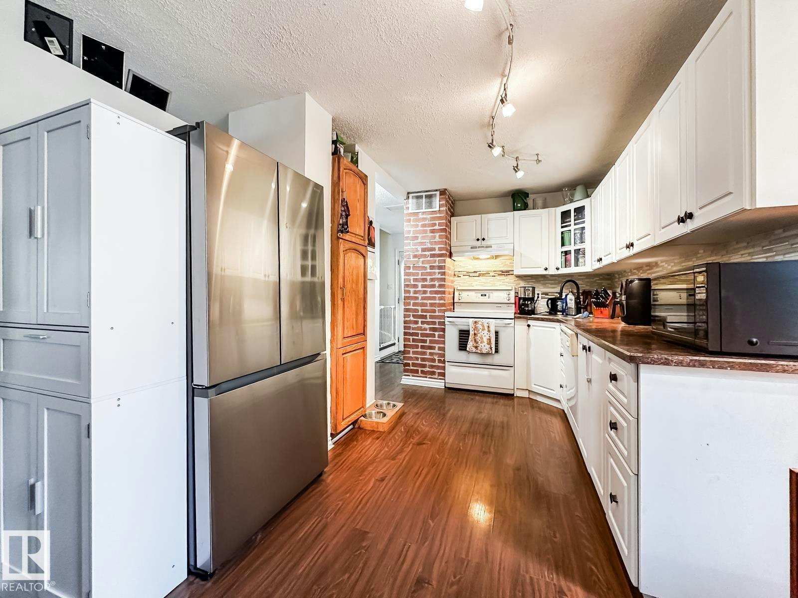 12114 106 Street, Edmonton, AB, T5G 2R8 - 11