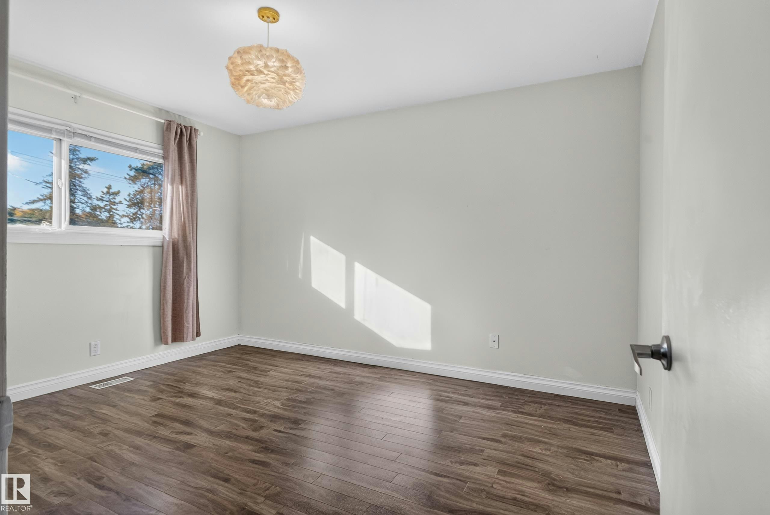 9814 79 Street NW, Edmonton, AB, T6A 3G1 - 14